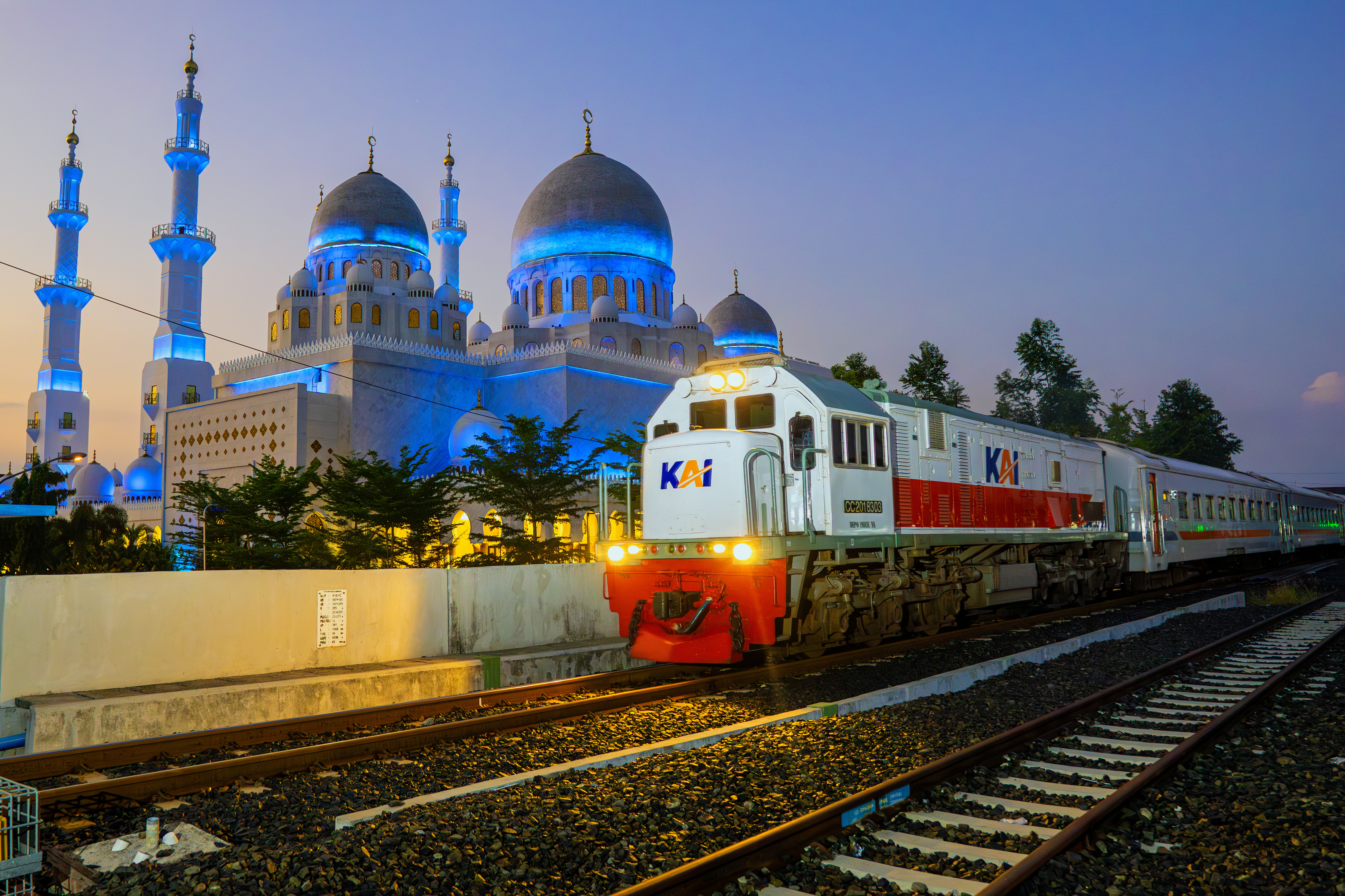 Pemandangan Kereta Melewati Viaduk Solo