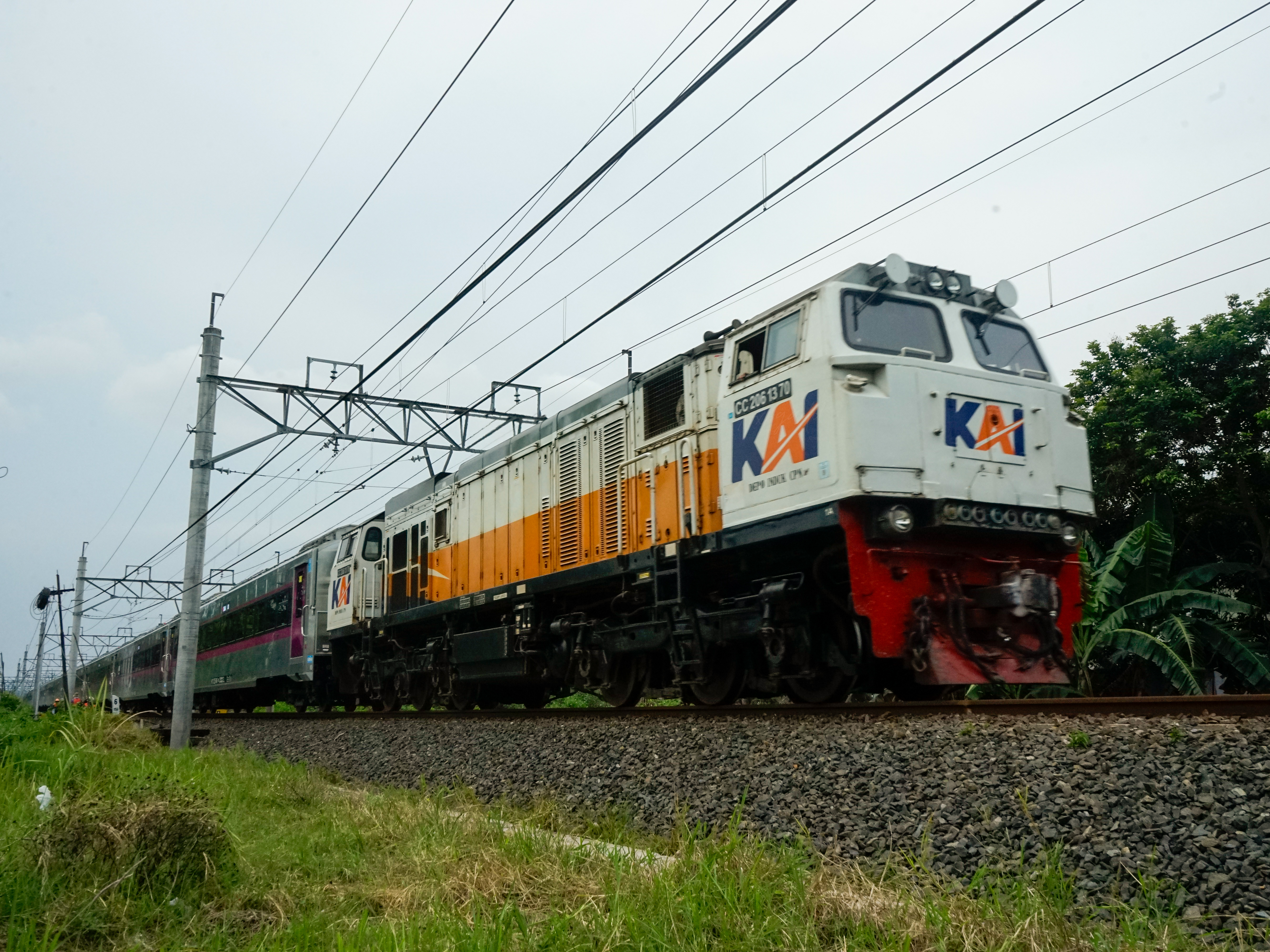 KA Argo Dwipangga melintas langsung di timur Stasiun Maguwo