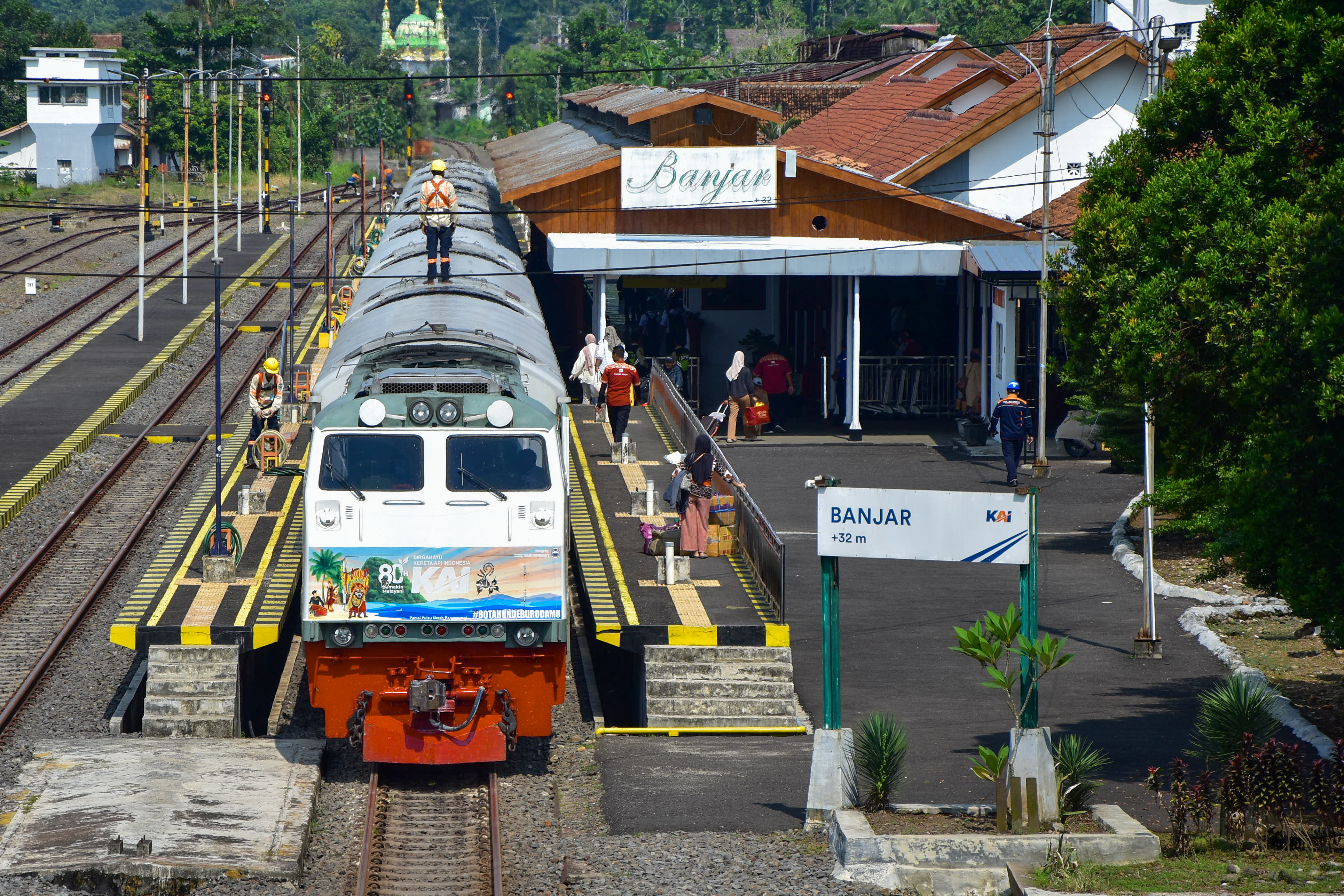 Kereta api Pasundan berhenti di stasiun Banjar