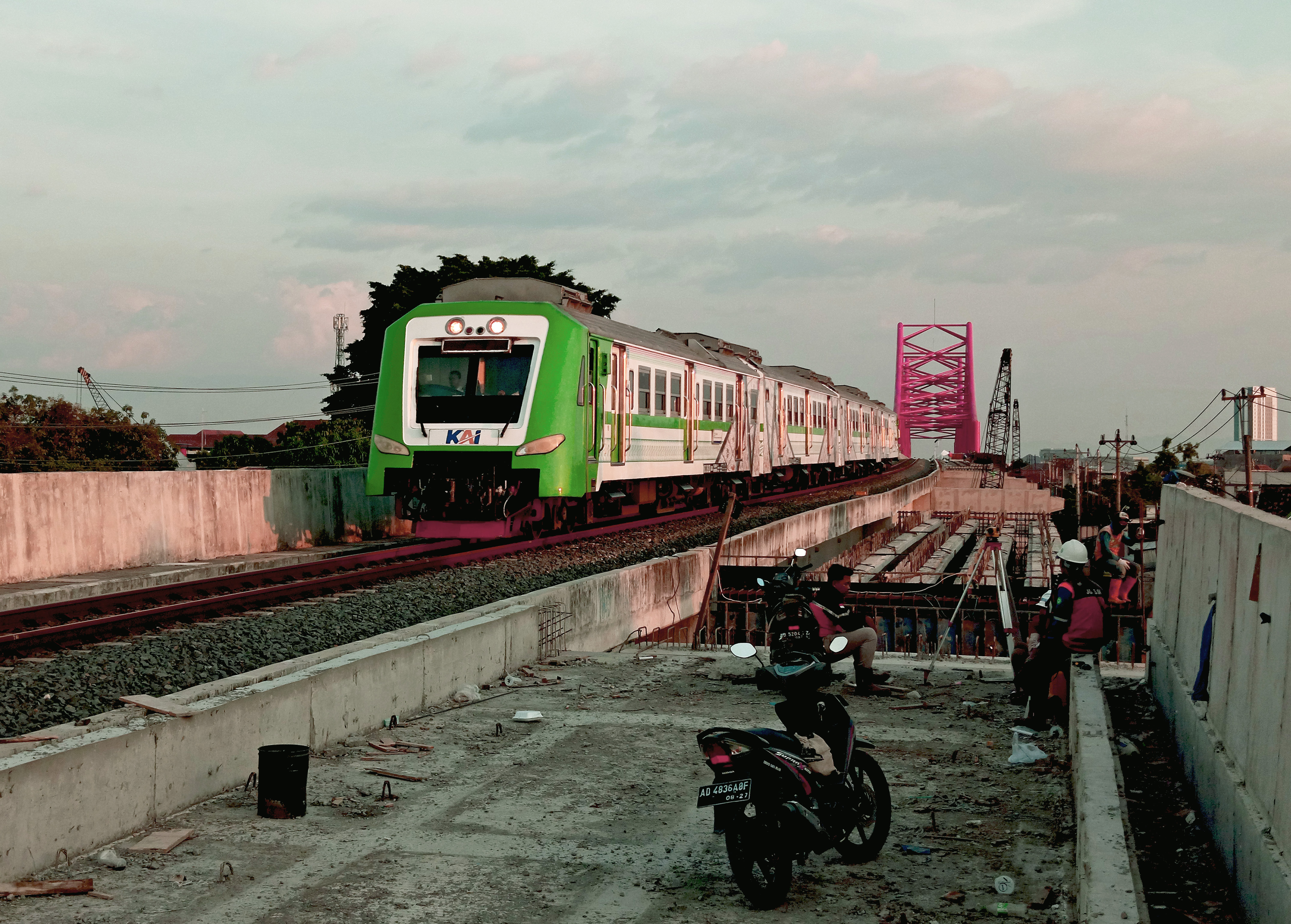 Melewati Rel Layang Joglo