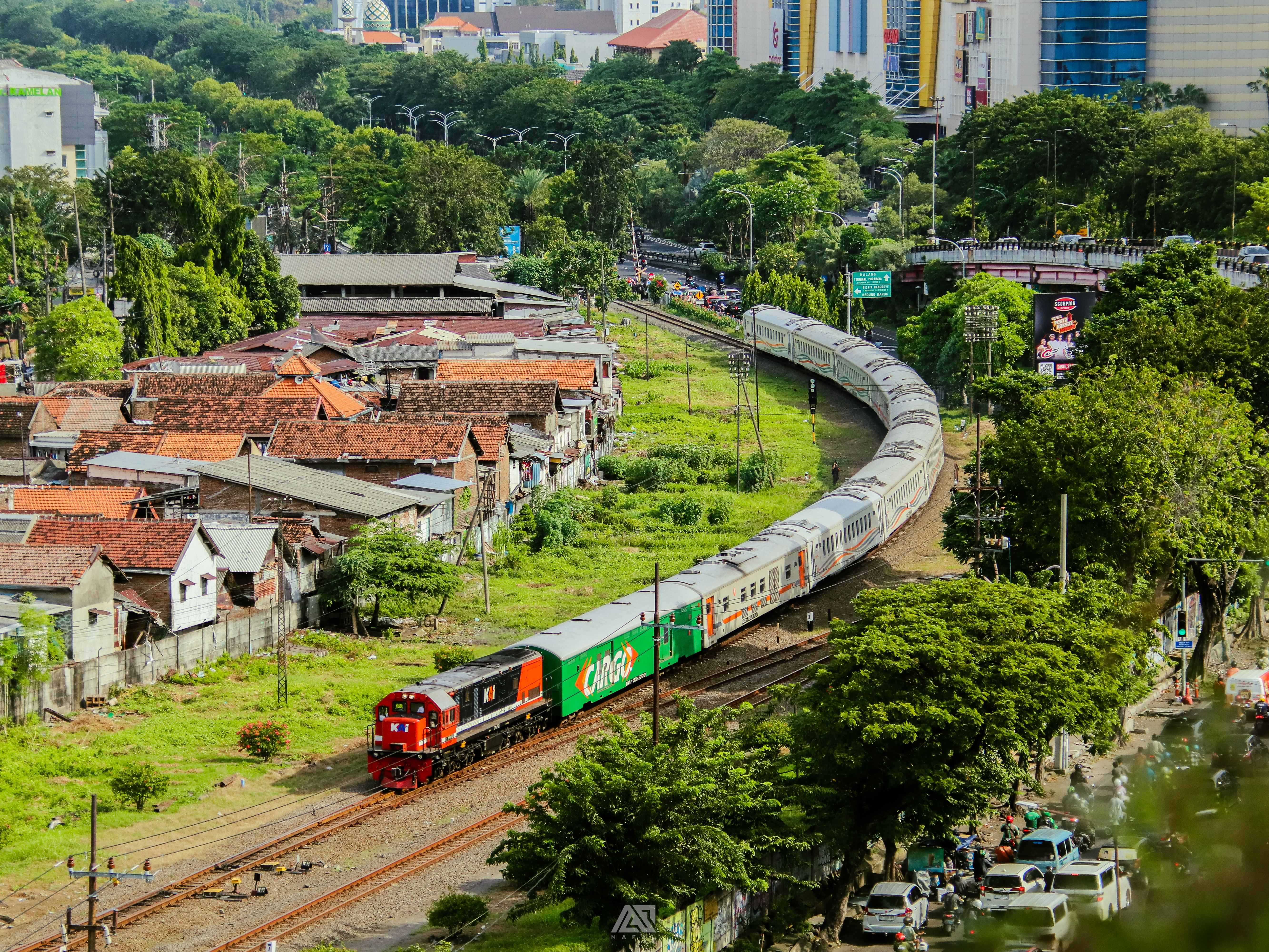Meliuk di Jantung Kota Surabaya