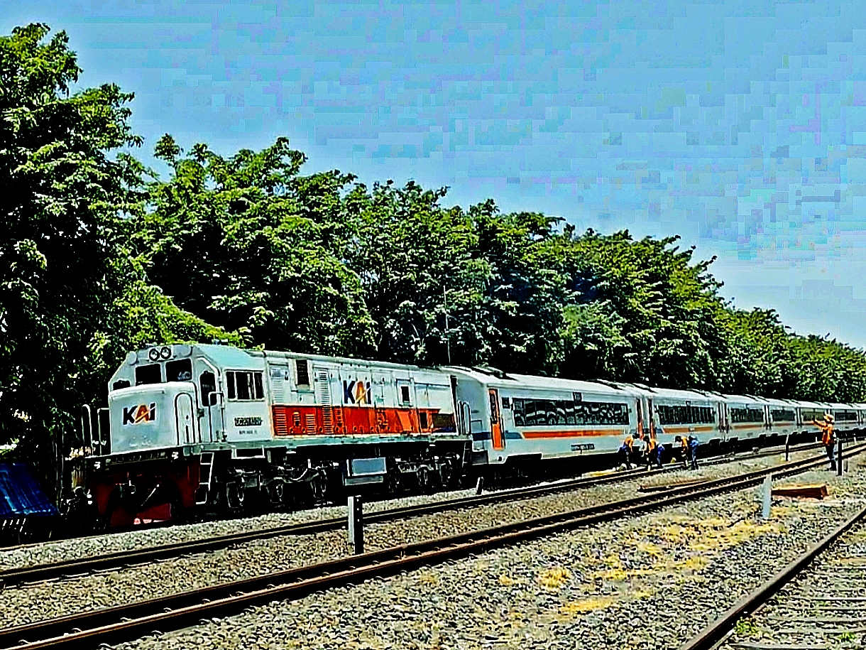 Kereta api Kaligung melintas jpl 213