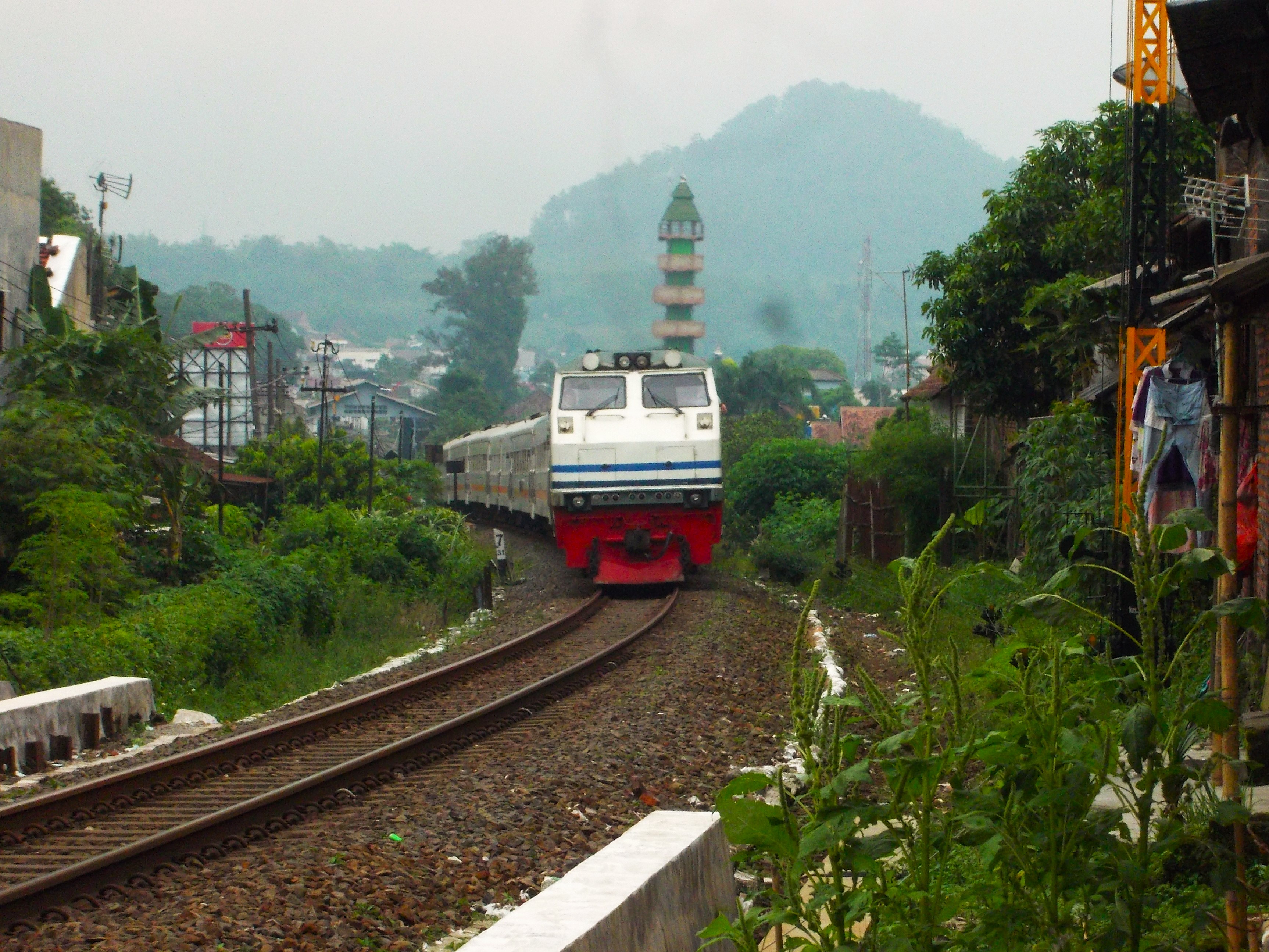 Kereta CC 203 02 03 (WnB) yang sedang menarik Commuterline Penataran