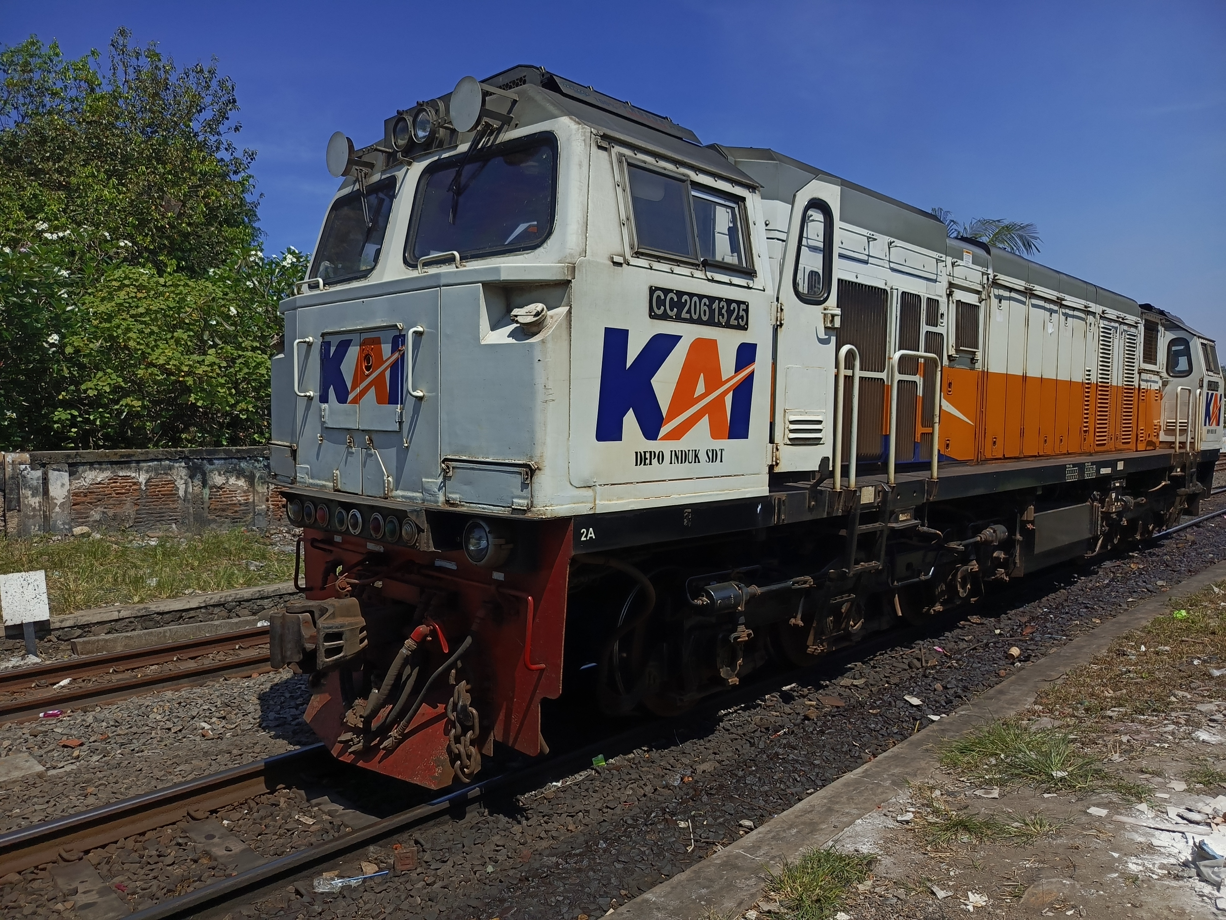 Lokomotif CC 206 yang sedang di langsir