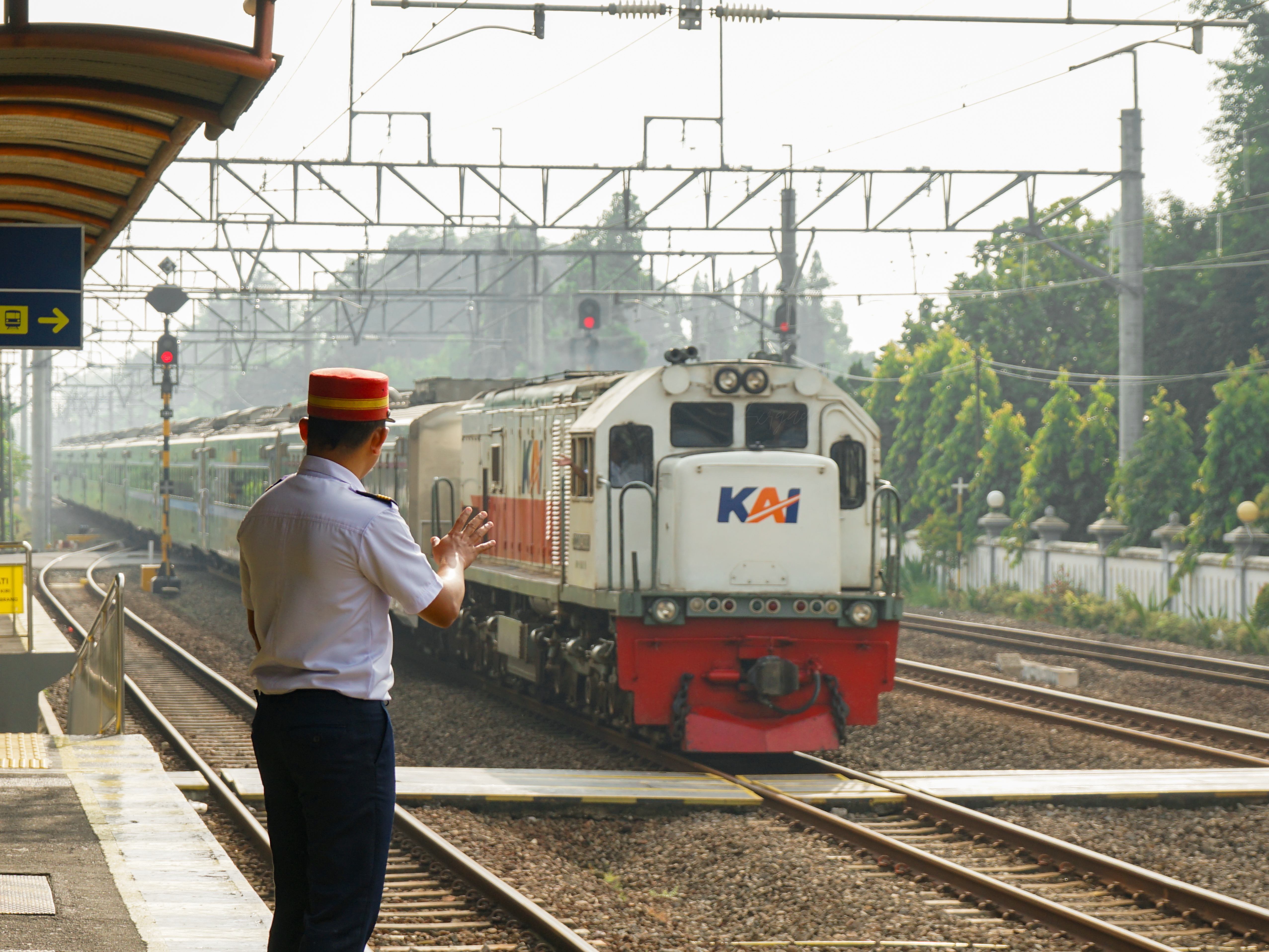 Petugas PPKA memberikan Semboyan 1 menyambut kedatangan KA Lodaya di Stasiun Maguwo