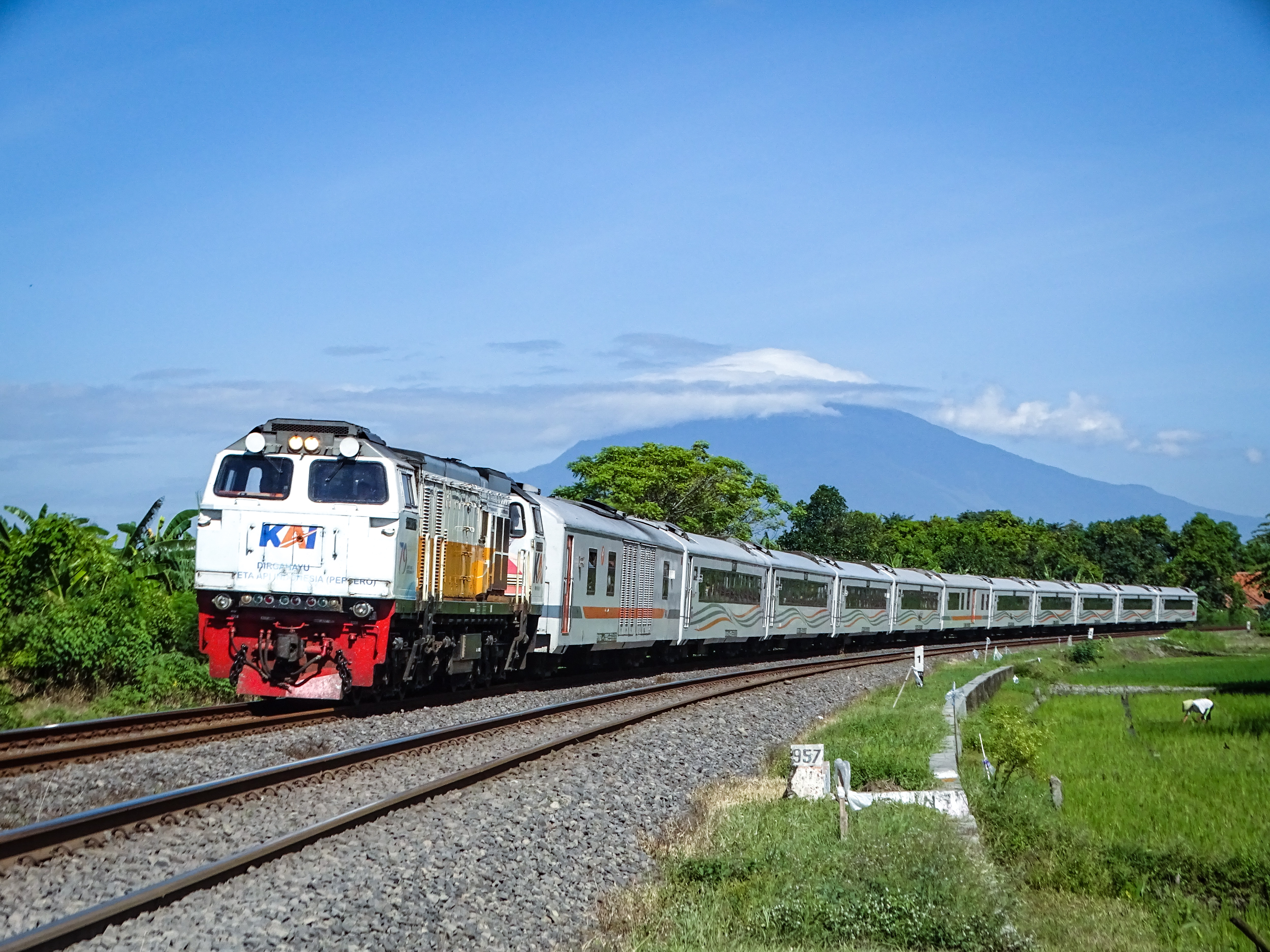 KA Argo Merbabu melintas dengan latas Gunung Ciremai