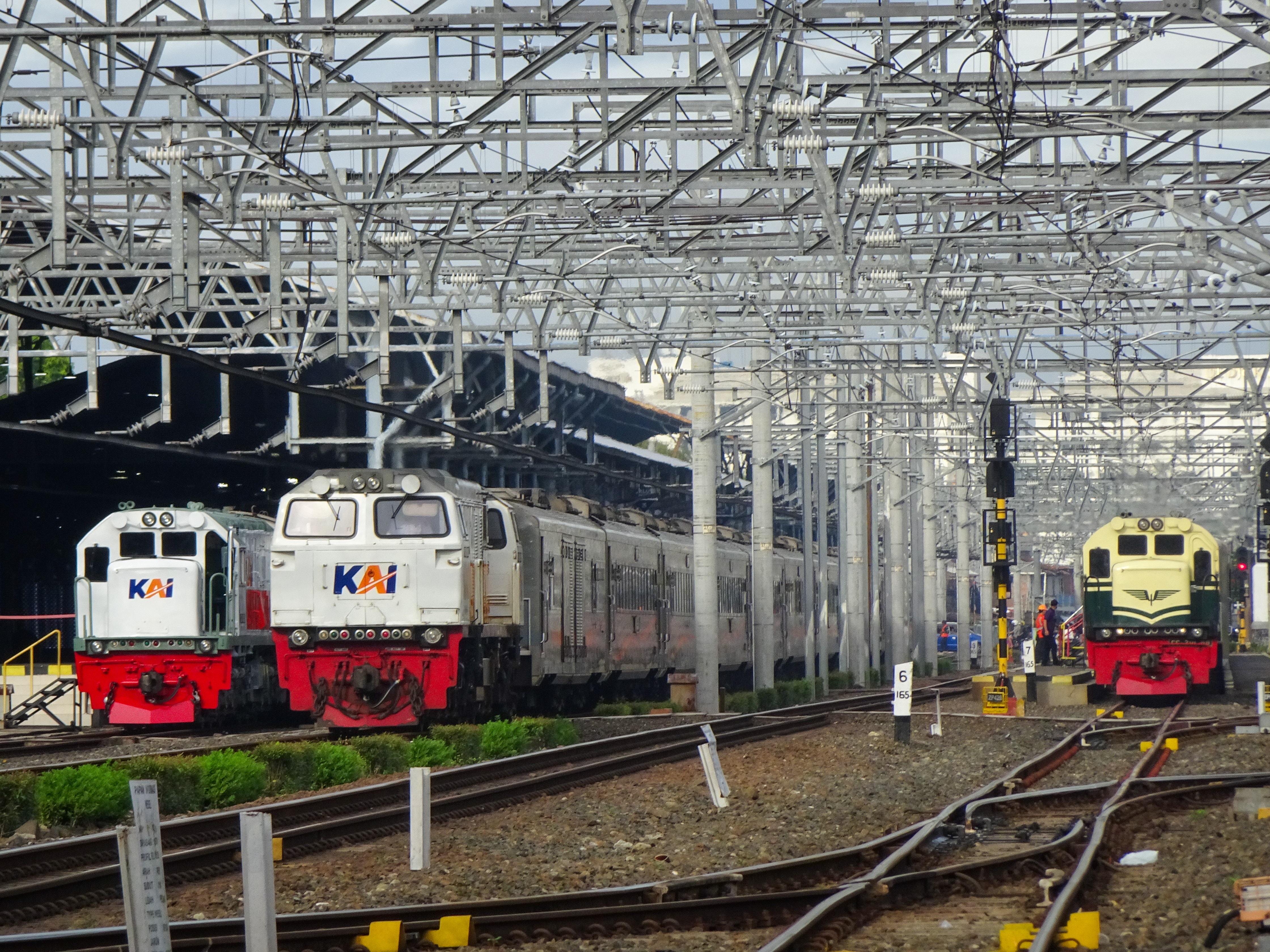 Pasukan Kereta Api Pagi di Stasiun Lempuyangan