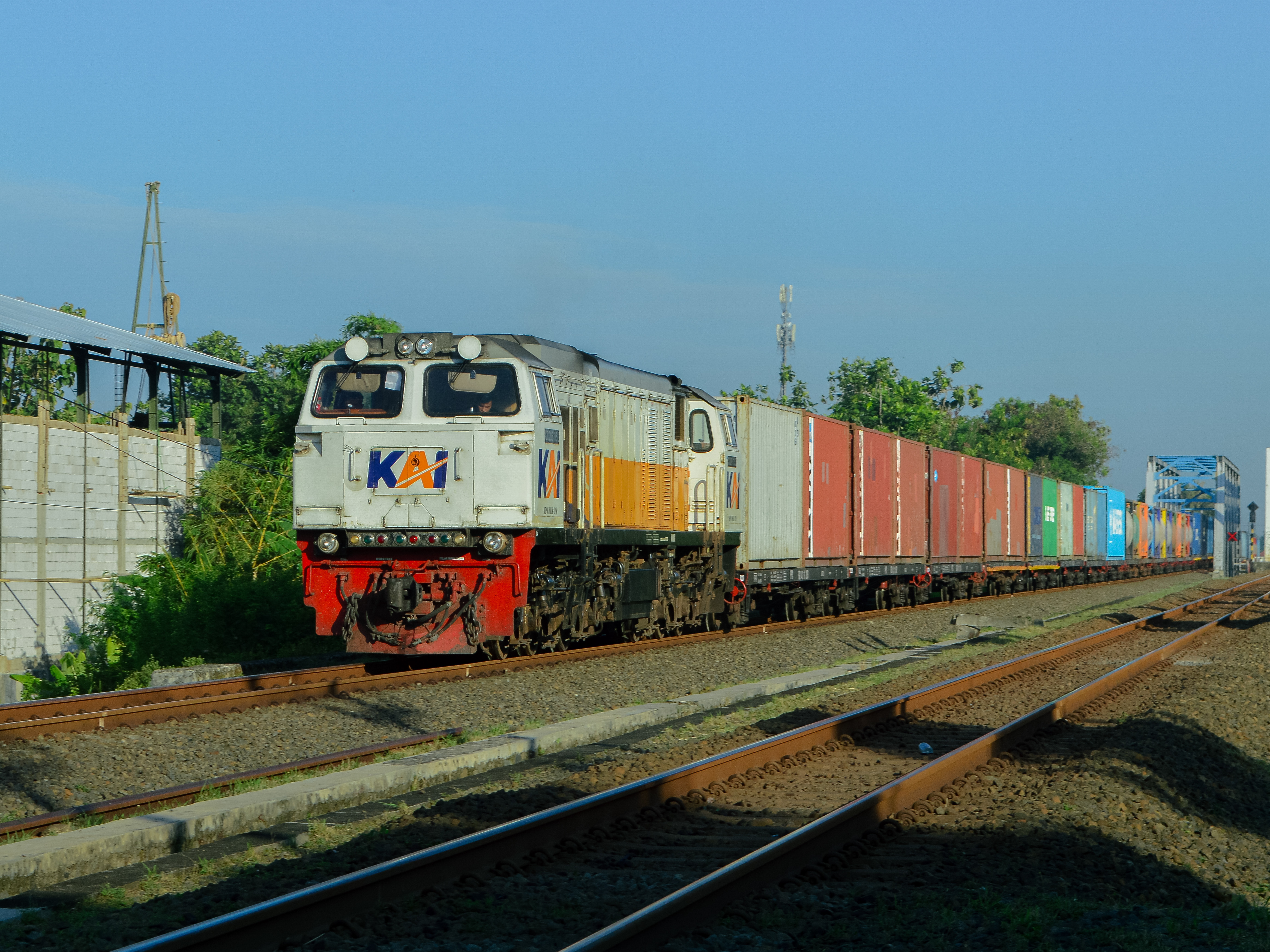 Distribusi Nasional di Atas Rel Baja