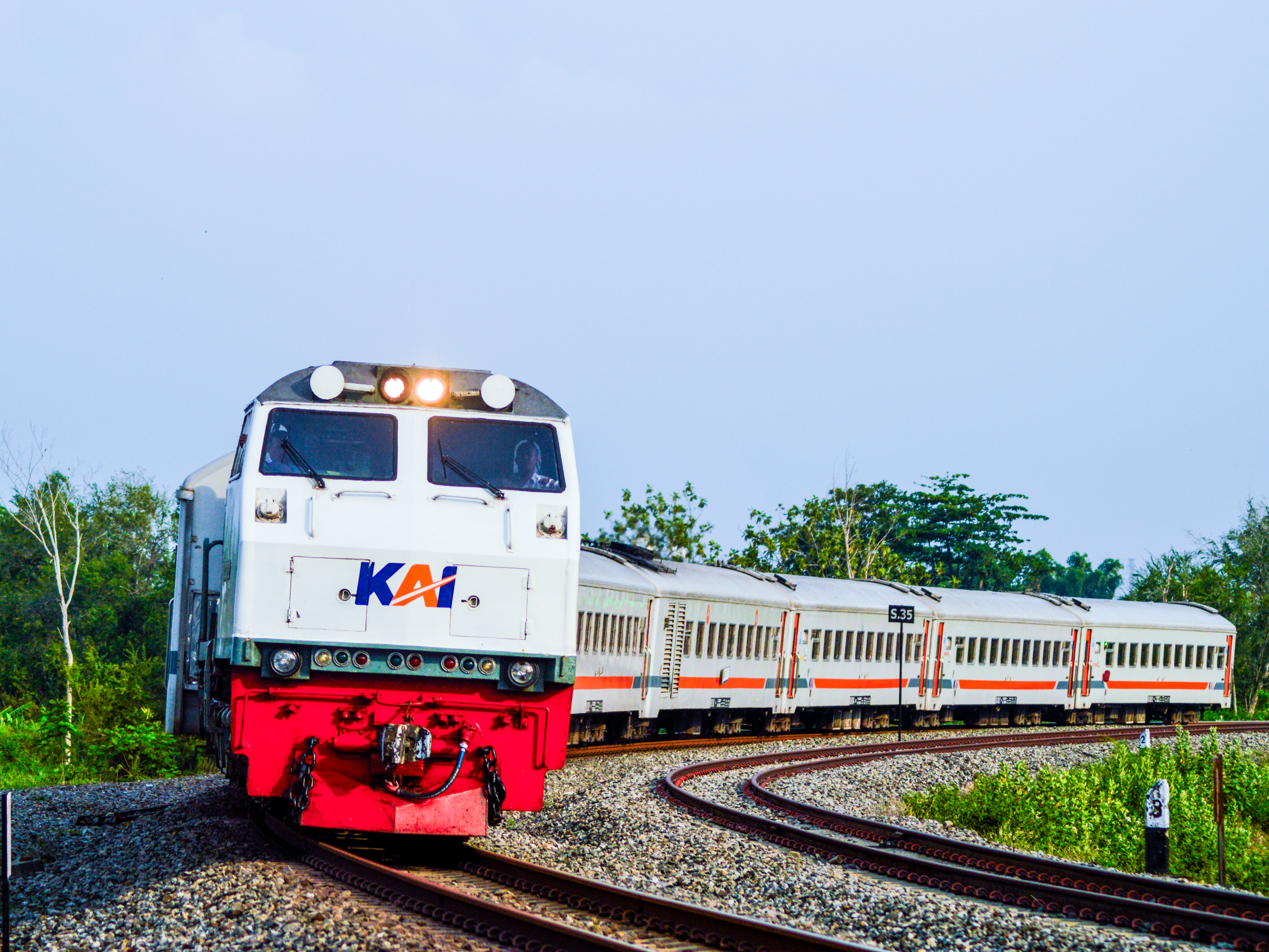 Kereta CommuterLine Dhoho Menukik tajam di Percabangan Stasiun Kertosono