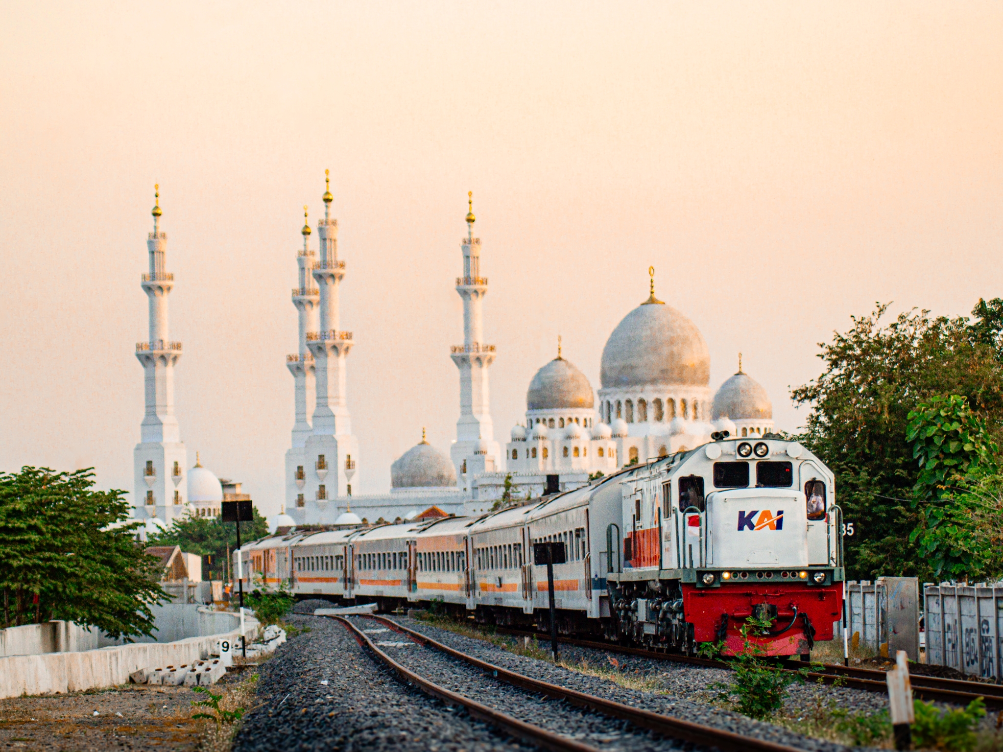 Kereta Api Banyubiru dan Masjid Raya Sheikh Zayed Solo