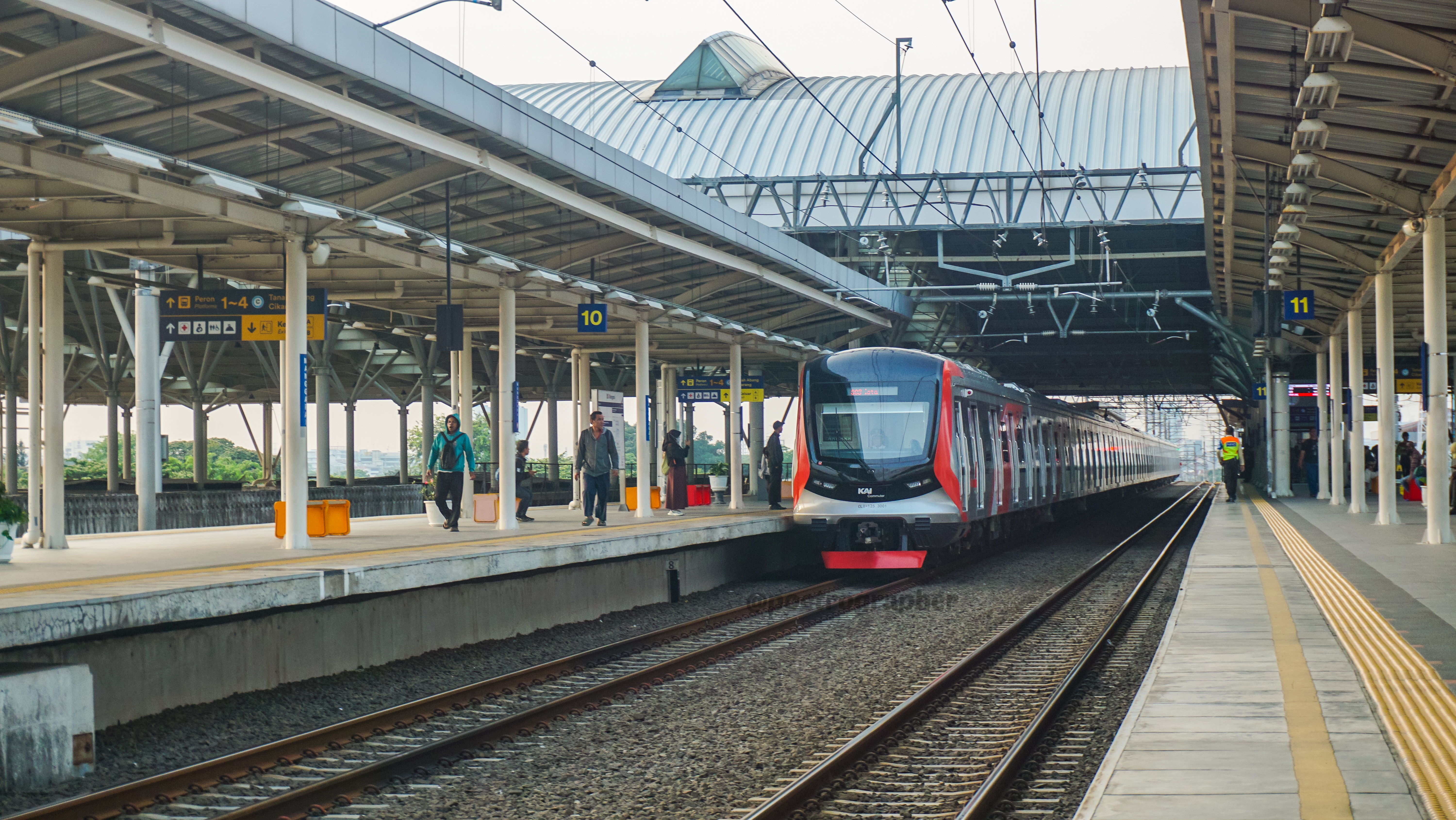 Absen kehadiran commuterline CRRC di peron 10 Stasiun Manggarai