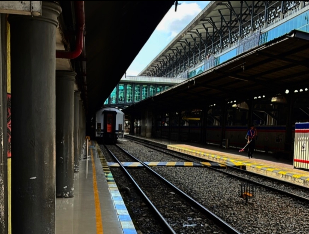 Suasana saat Kereta Api Sribilah Utama di Jalur 1 Stasiun Medan
