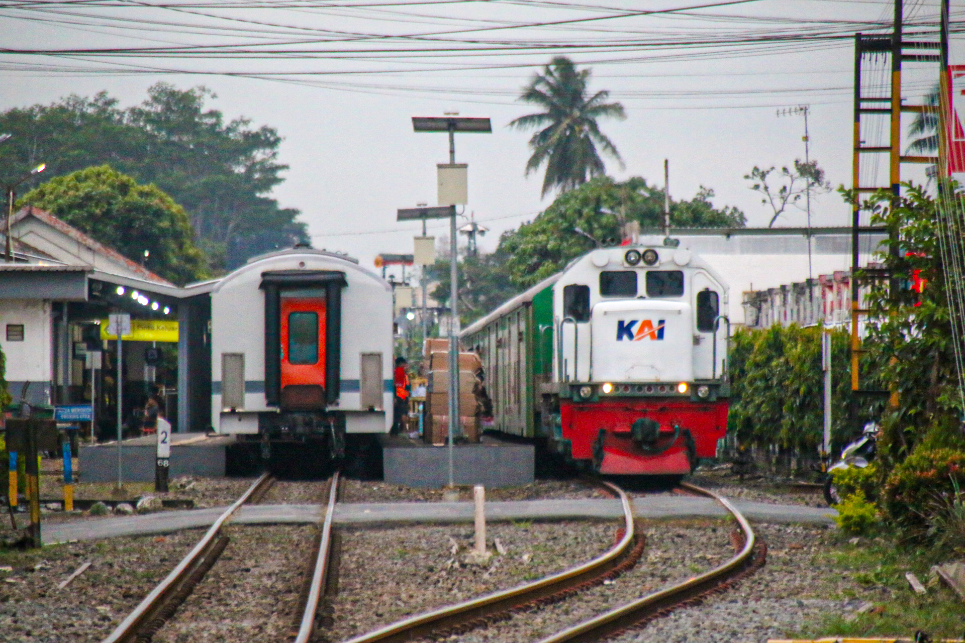 Persilangan Kereta Api Malioboro Dan Parcel Tengah Di Stasiun Kepanjen