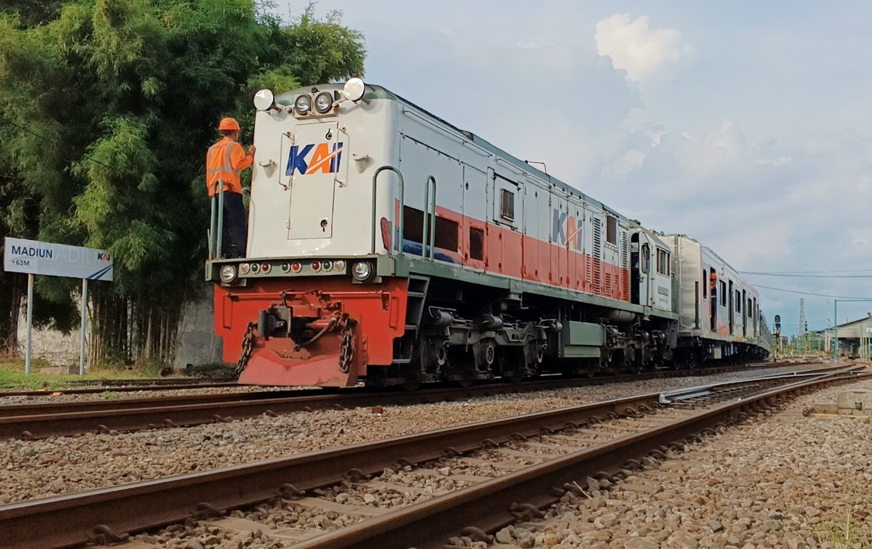 KLB KRL-INKA Yang sedang langsir di Stasiun Madiun