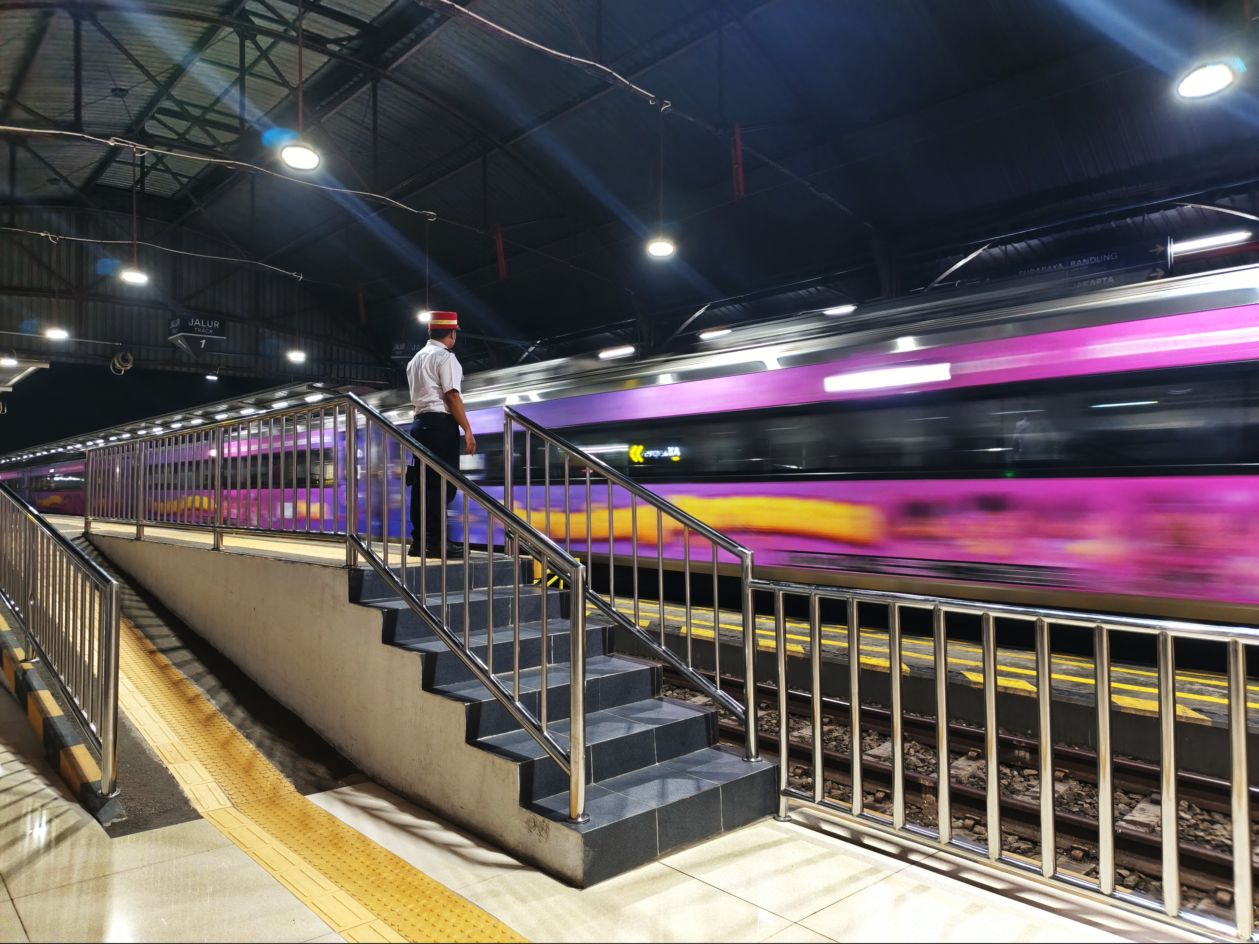 PAP Kutoarjo menyambut KA Argo Dwipangga arah Gambir