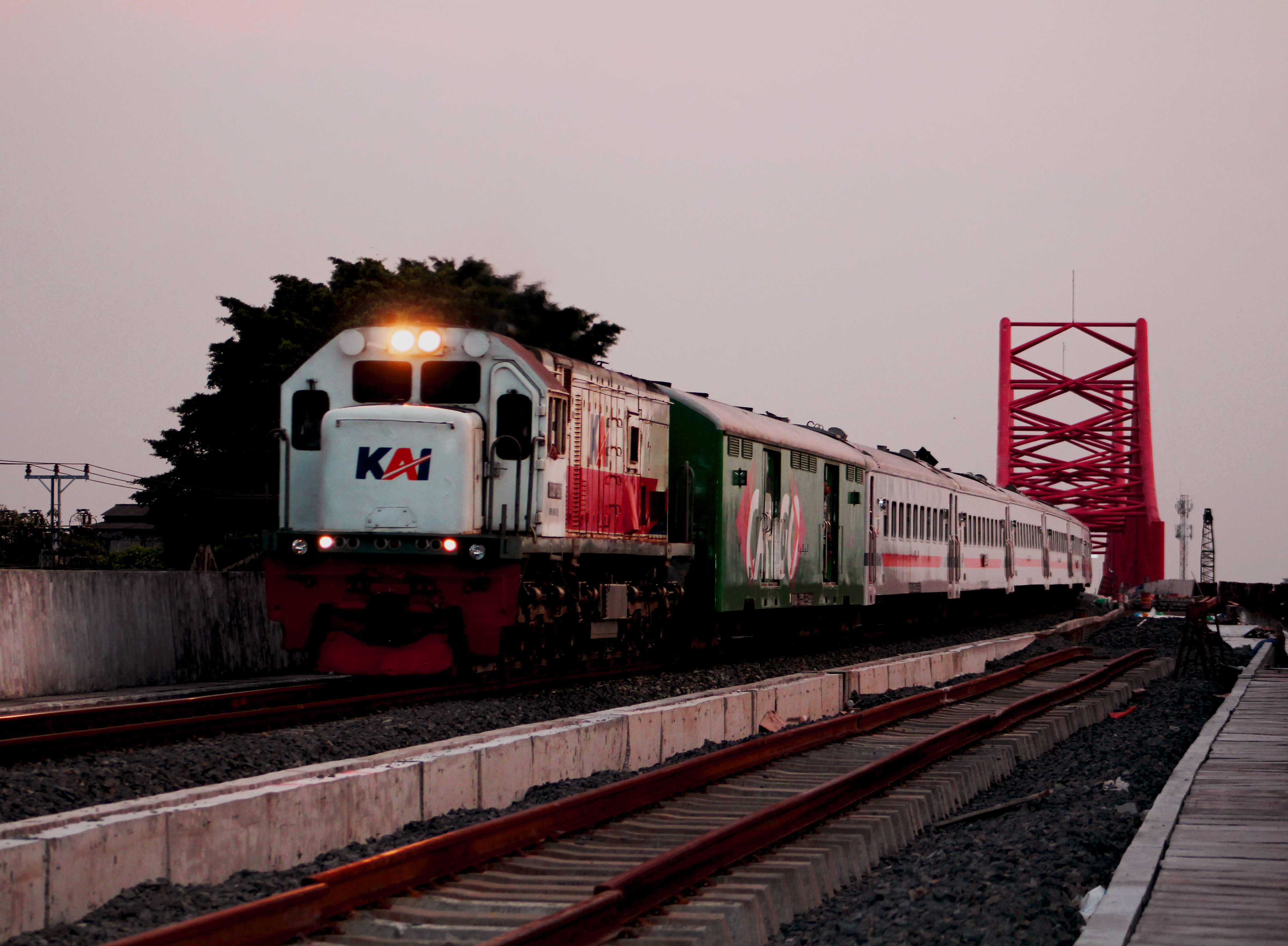 Melintasi Rel Layang Simpang Joglo