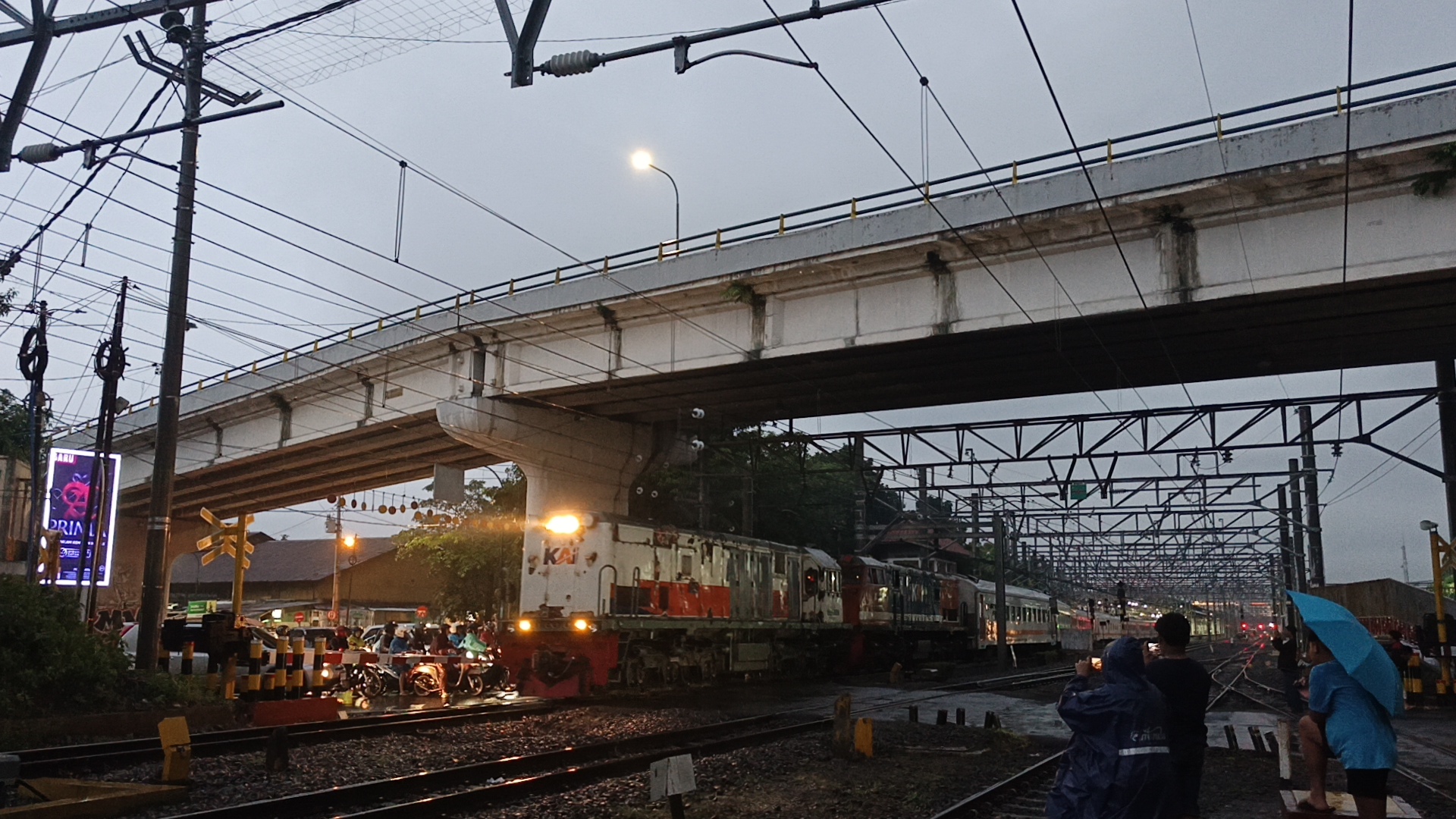 Loko DT di Lempuyangan setelah hujan