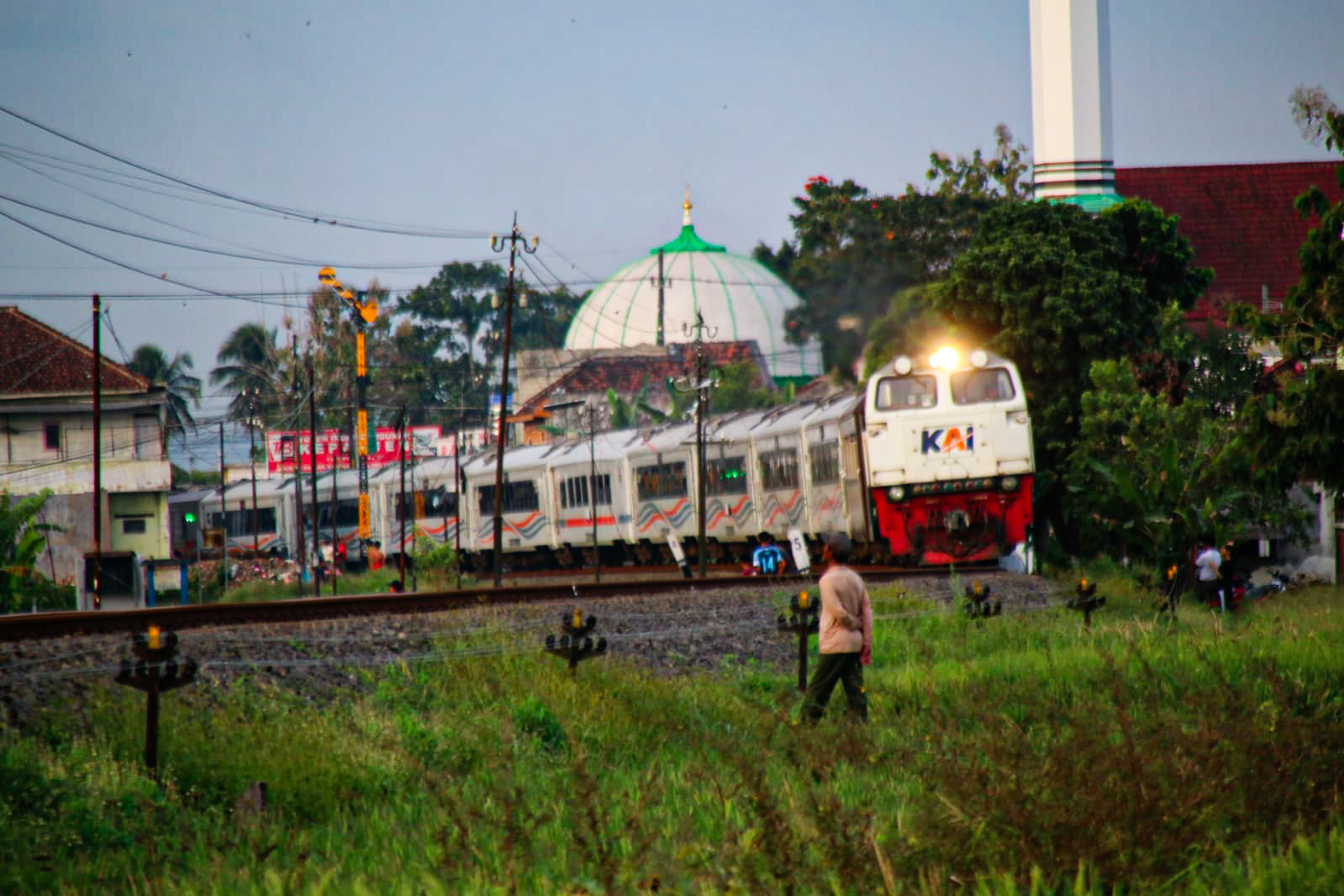 Kereta Api Brawijaya Melintas Tikungan Kepanjen