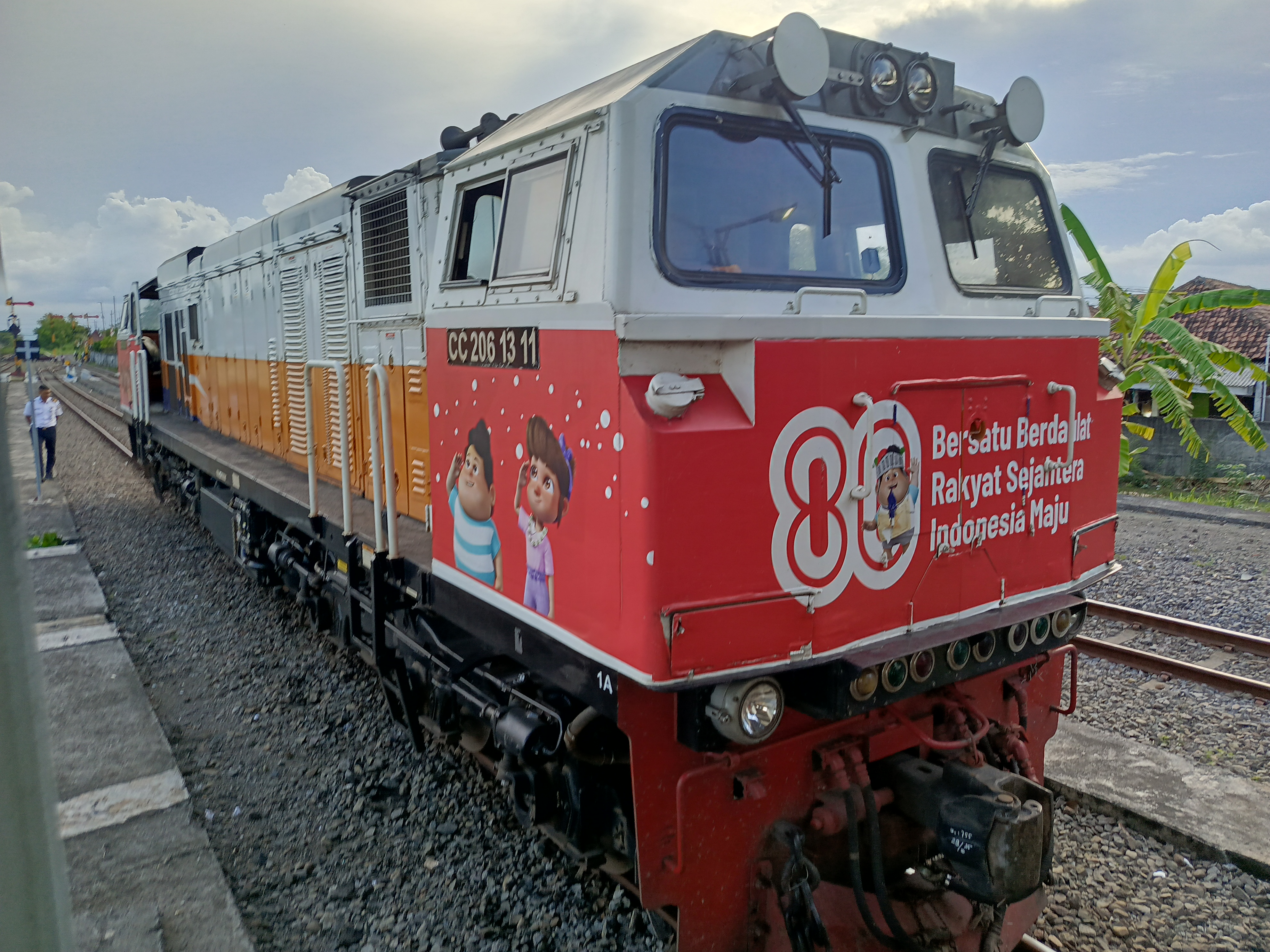Lokomotif dengan livery kemerdekaan Indonesia yang ke 80 tahun