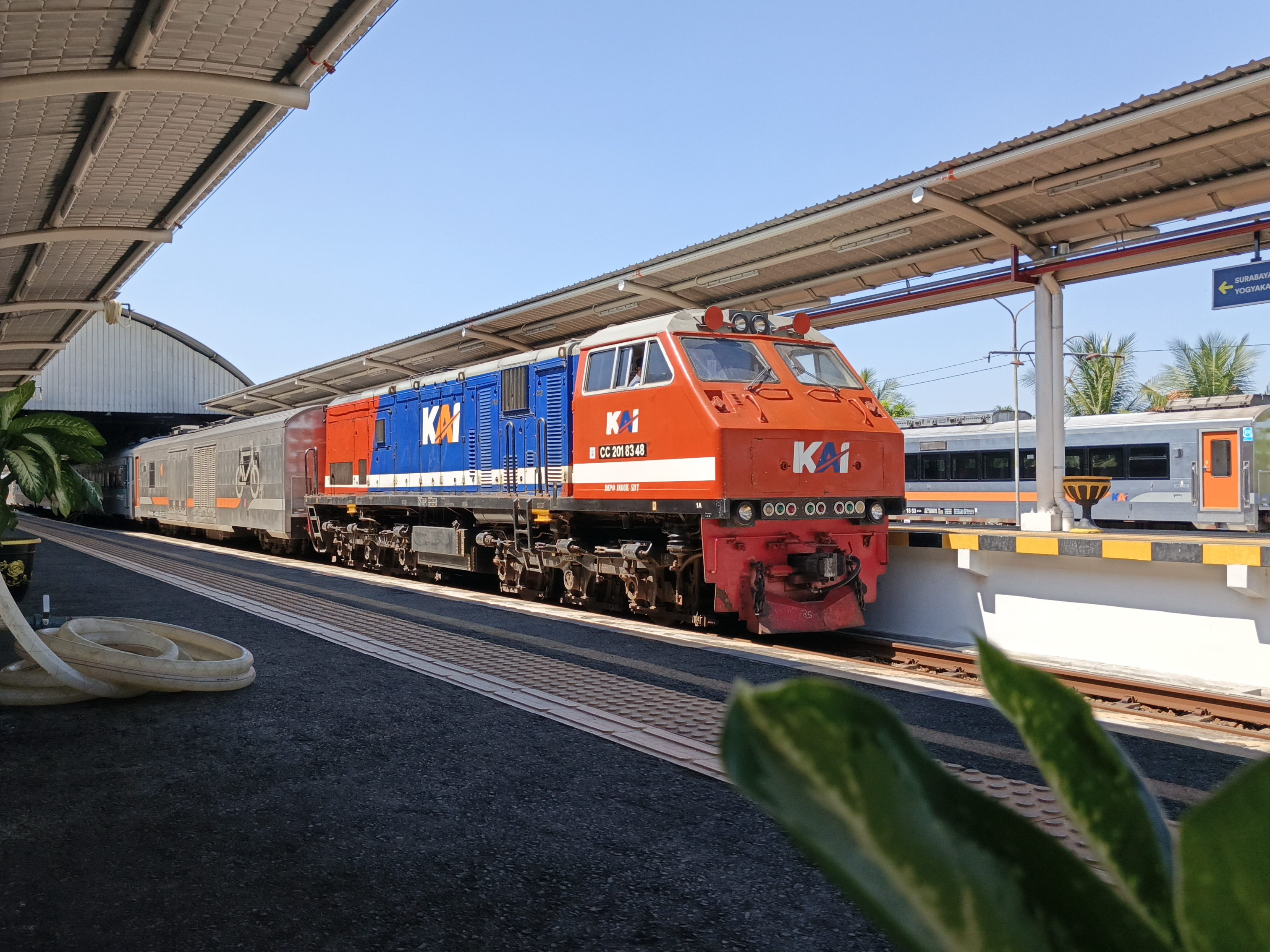 Lokomotif CC 201 83 48 SDT berdinas KA 143 Madiun Jaya