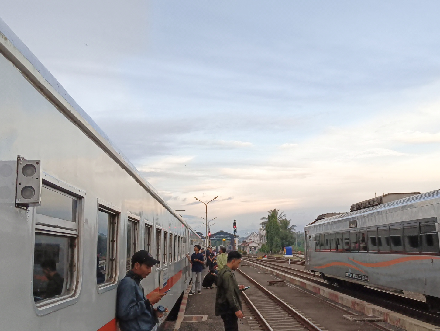 Senja di stasiun Kutoarjo