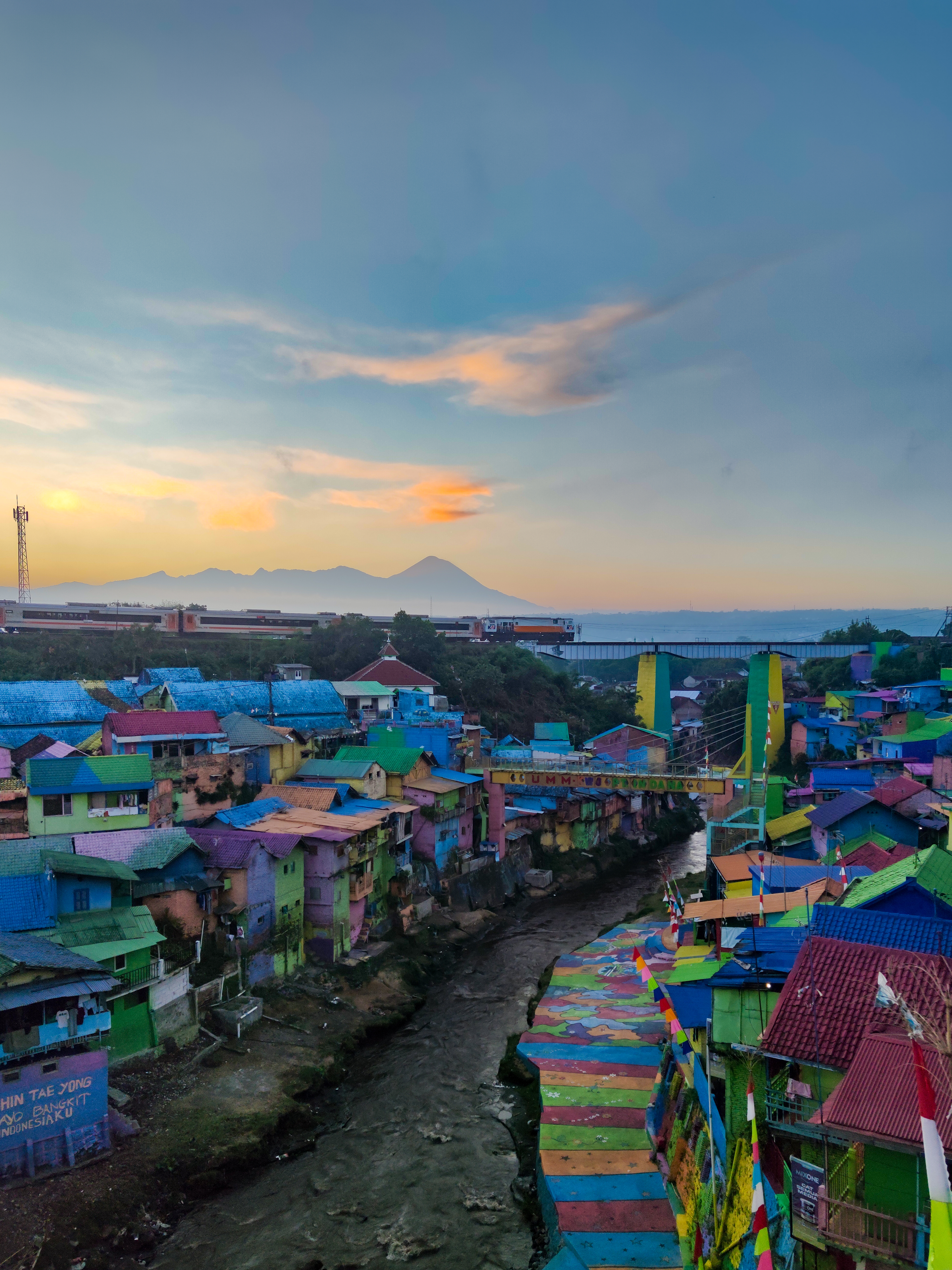 Kereta dan gunung semeru