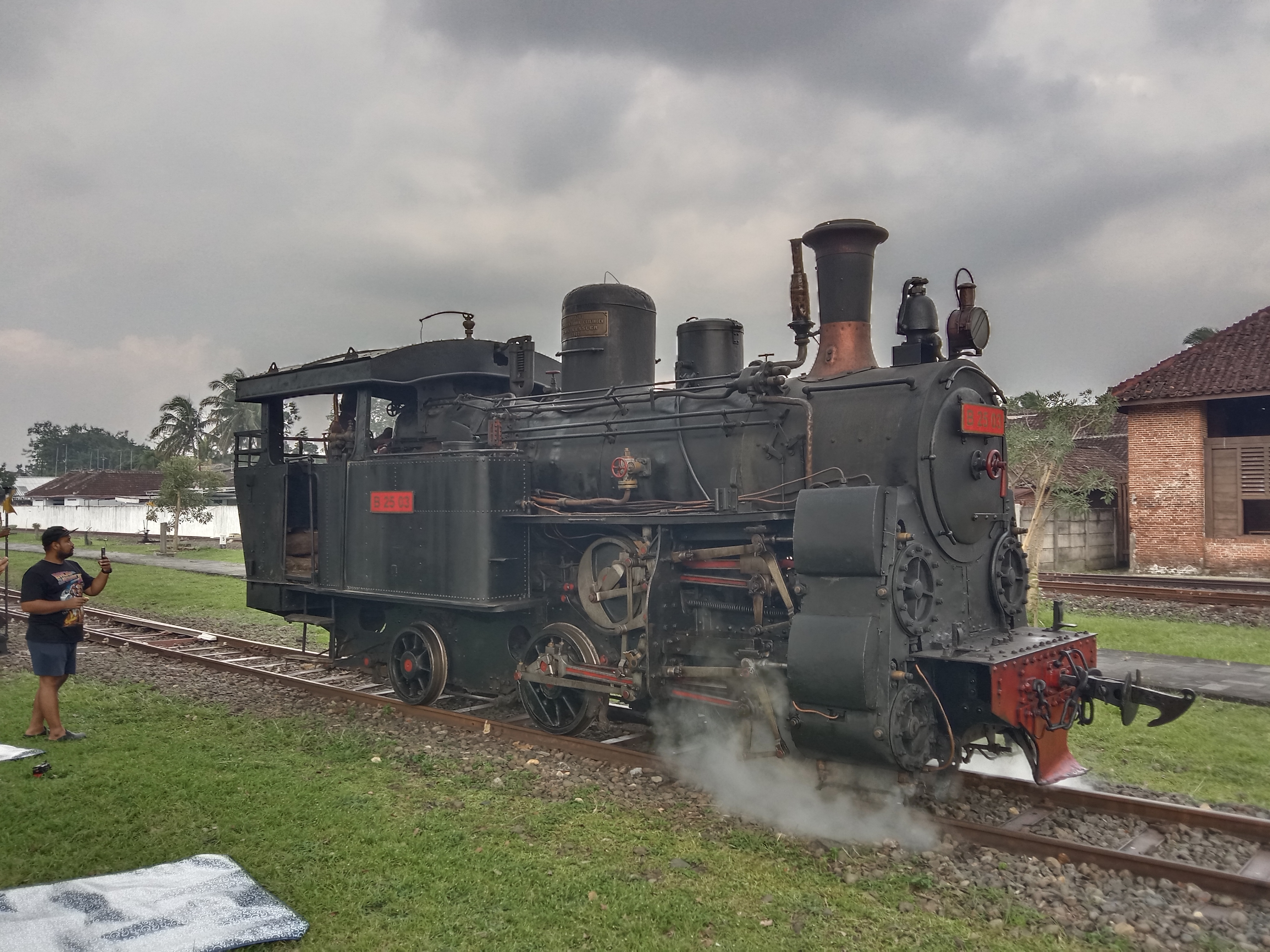 Lokomotif B25 yang sedang berjalan menuju depo Lokomotif Ambarawa setelah berdinas KA Wisata Baru Klinting Ambarawa Tuntang