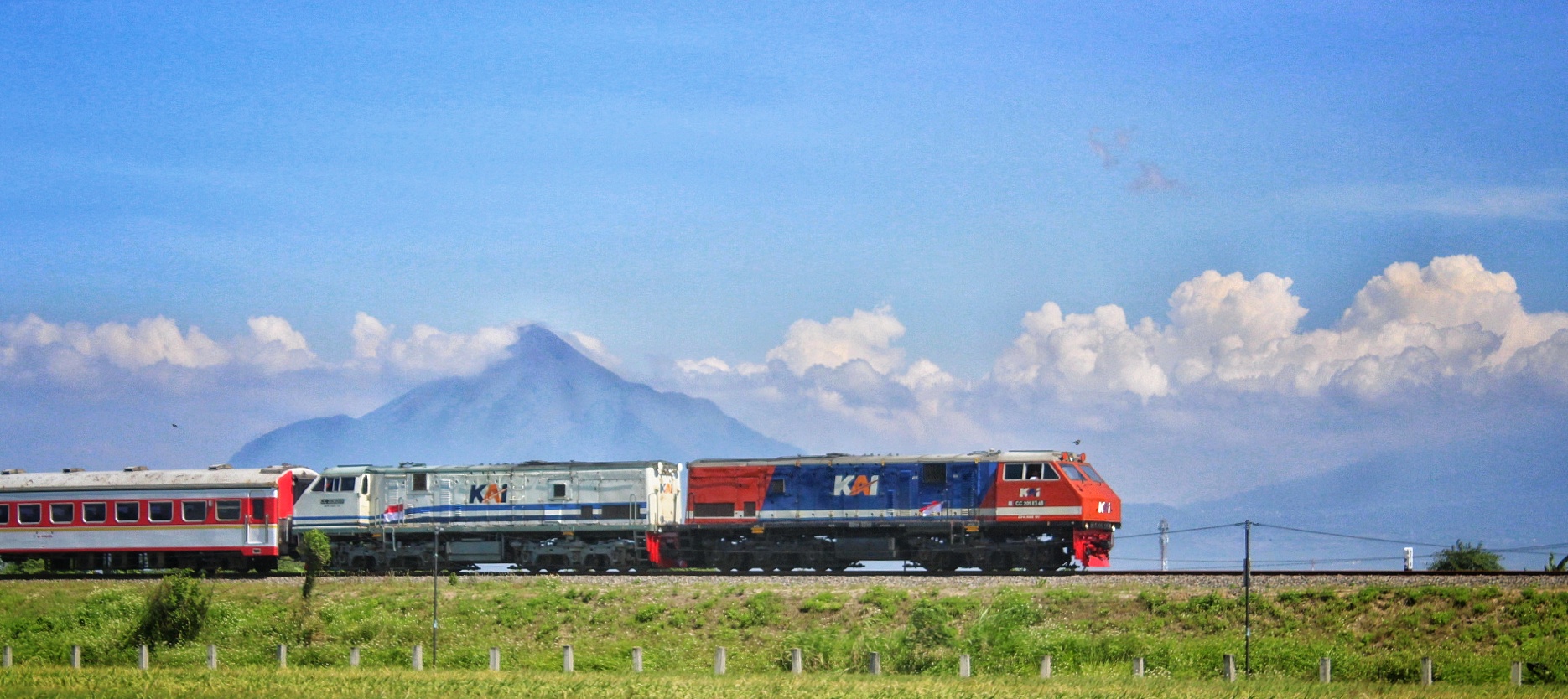 2 Lokomotif gagah yang sedang melintasi rel kweden kembar