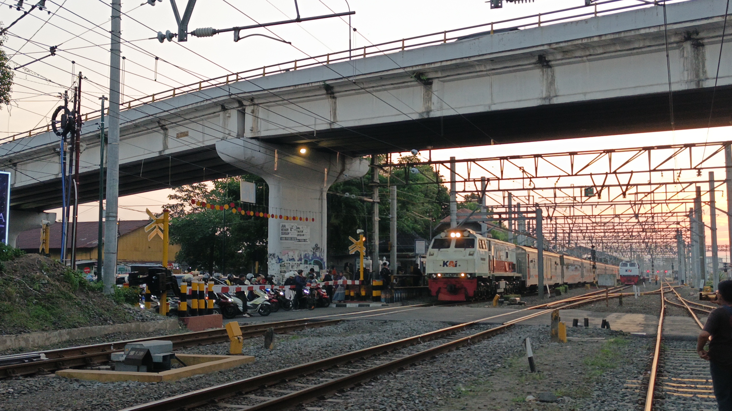 Kereta di sore hari di St. Lempuyangan