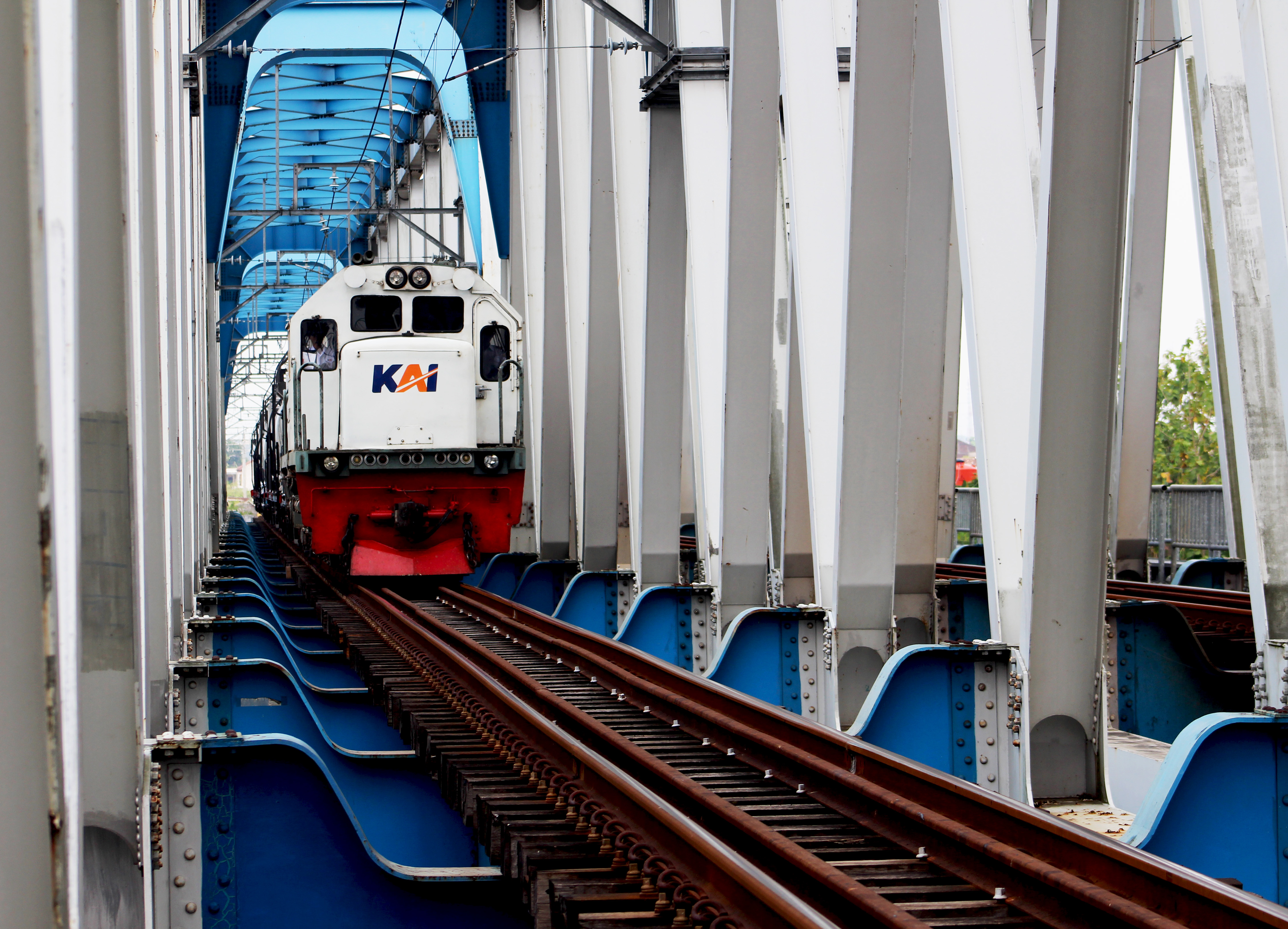 Kereta Api Jarak Jauh Melintasi Jembatan Jurug