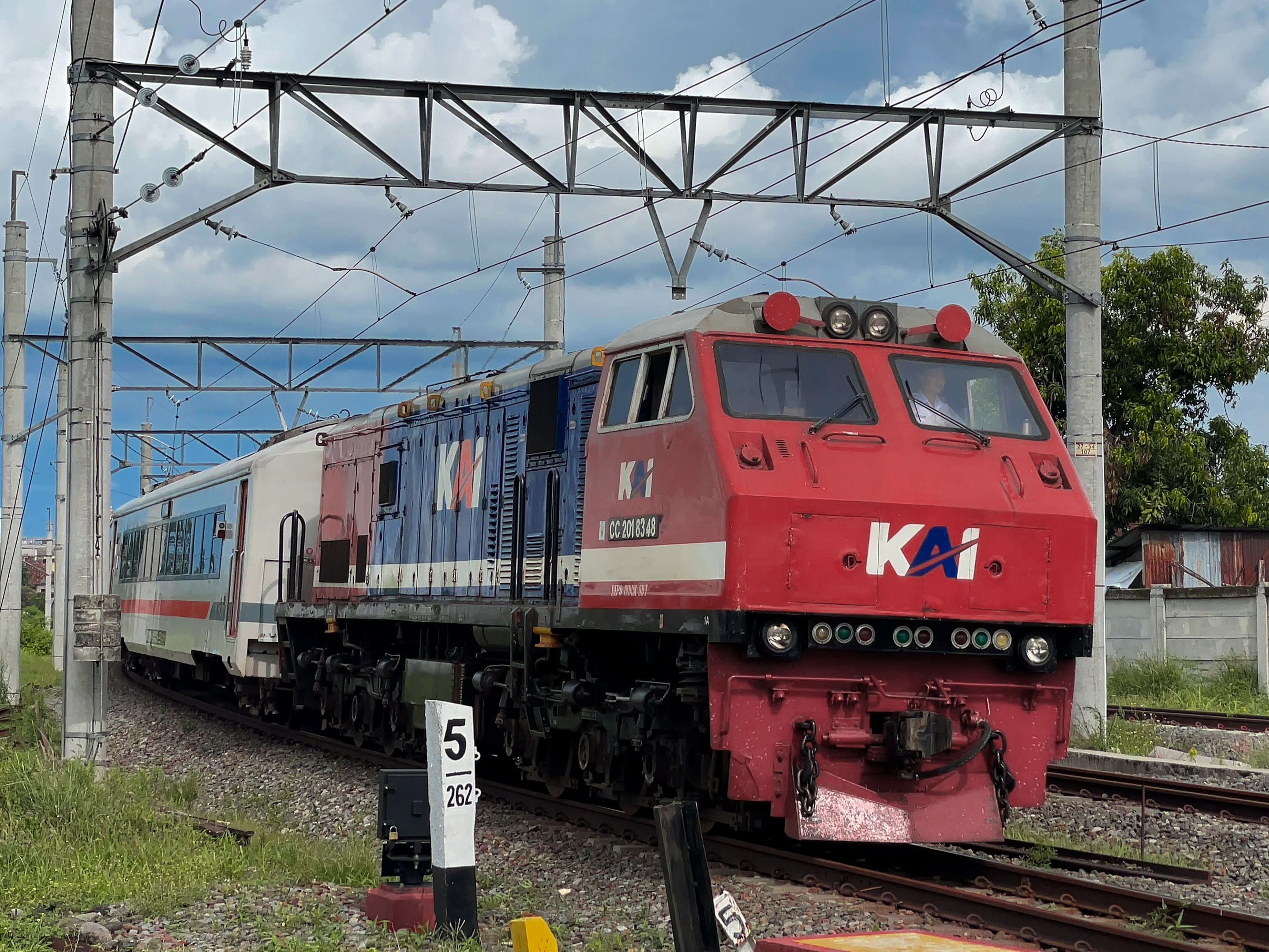 KA Matarmaja rangkaian darurat dengan lokomotif red n blue Aerodinamis