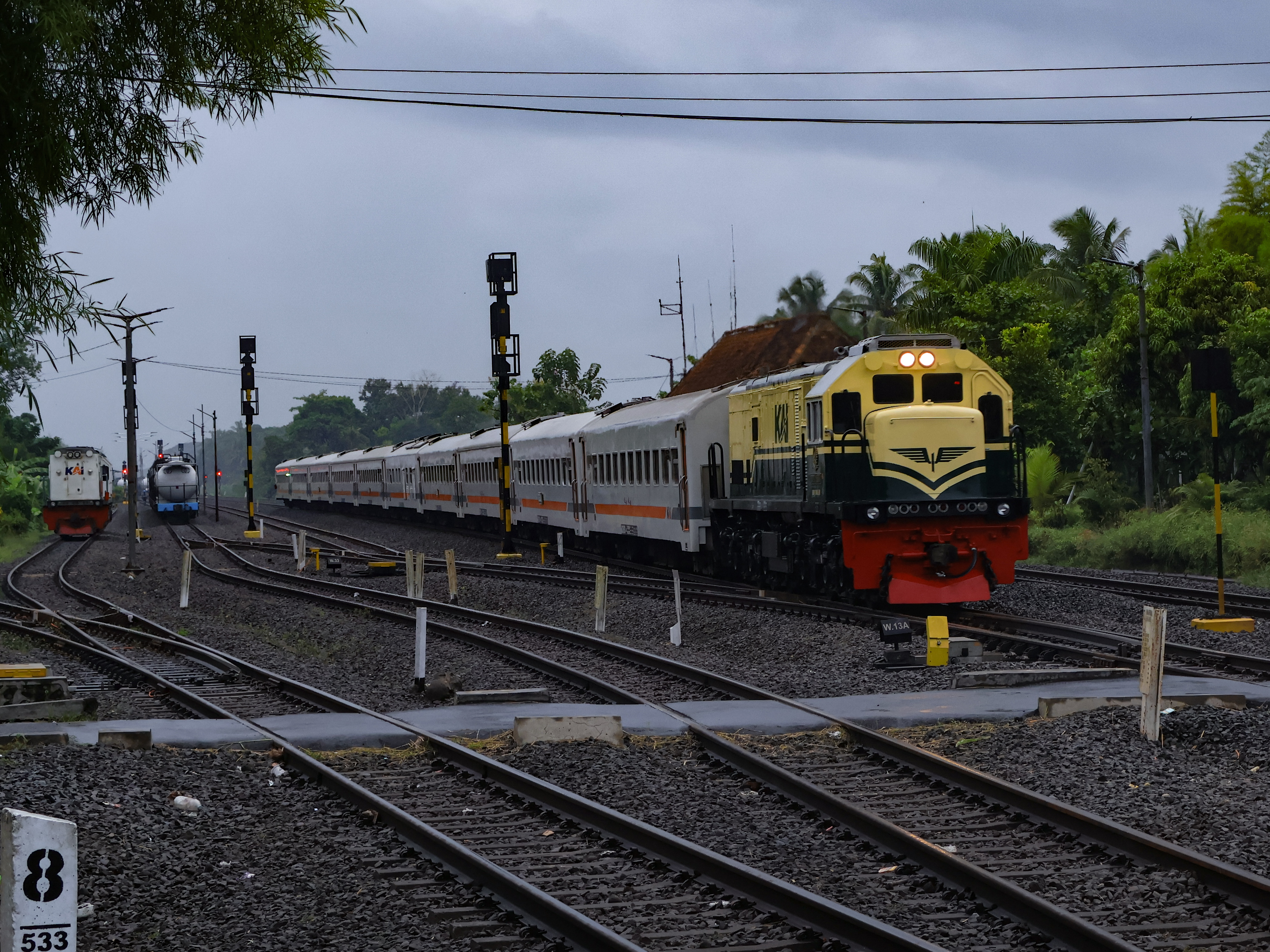 Kereta Api Vintage Dengan Seri CC 201 83 34 Melintas Langsung Stasiun Rewulu Dengan Membawa Kereta Ekonomi