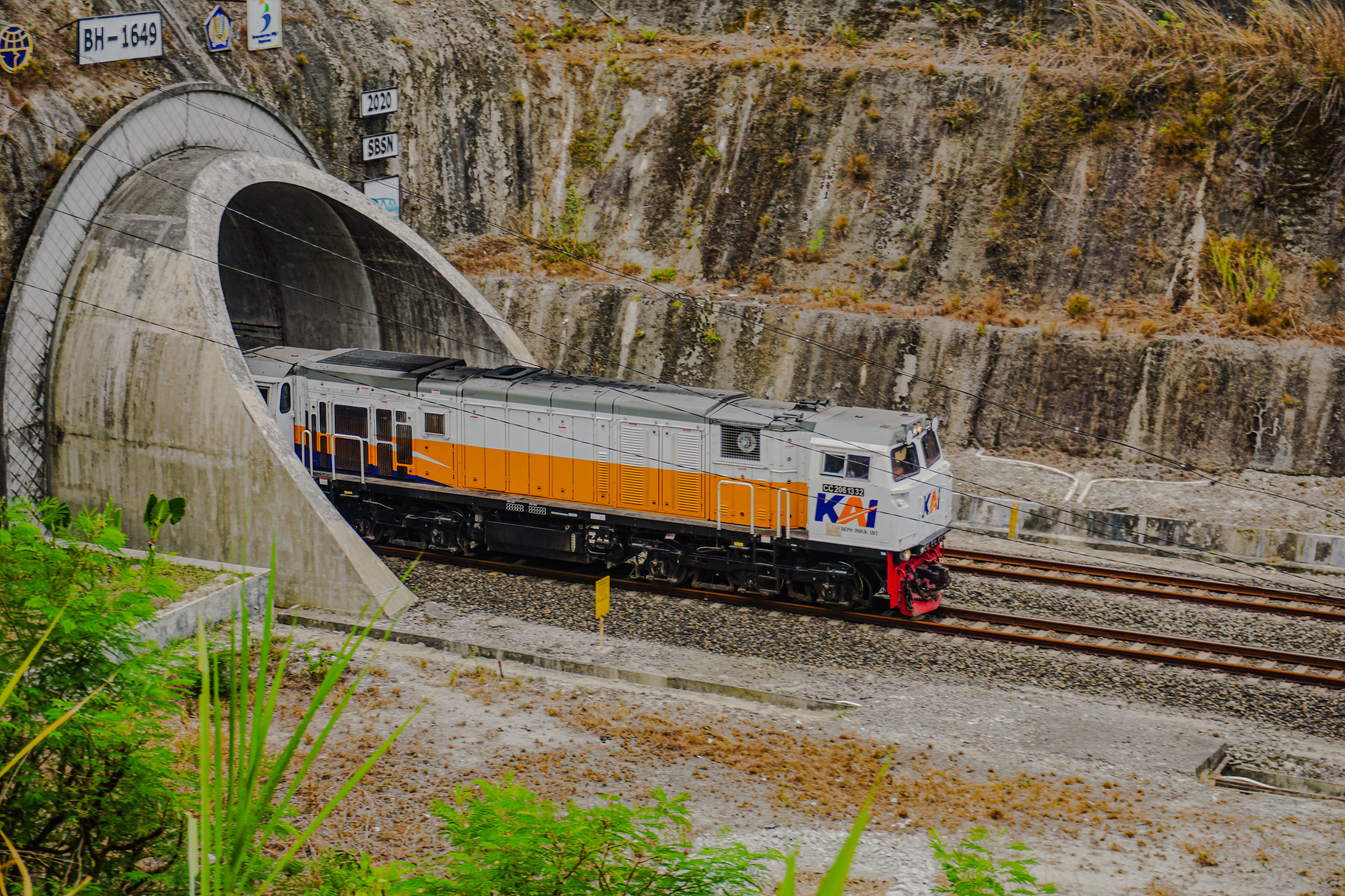 Kereta Argo Semeru keluar Terowongan Ijo