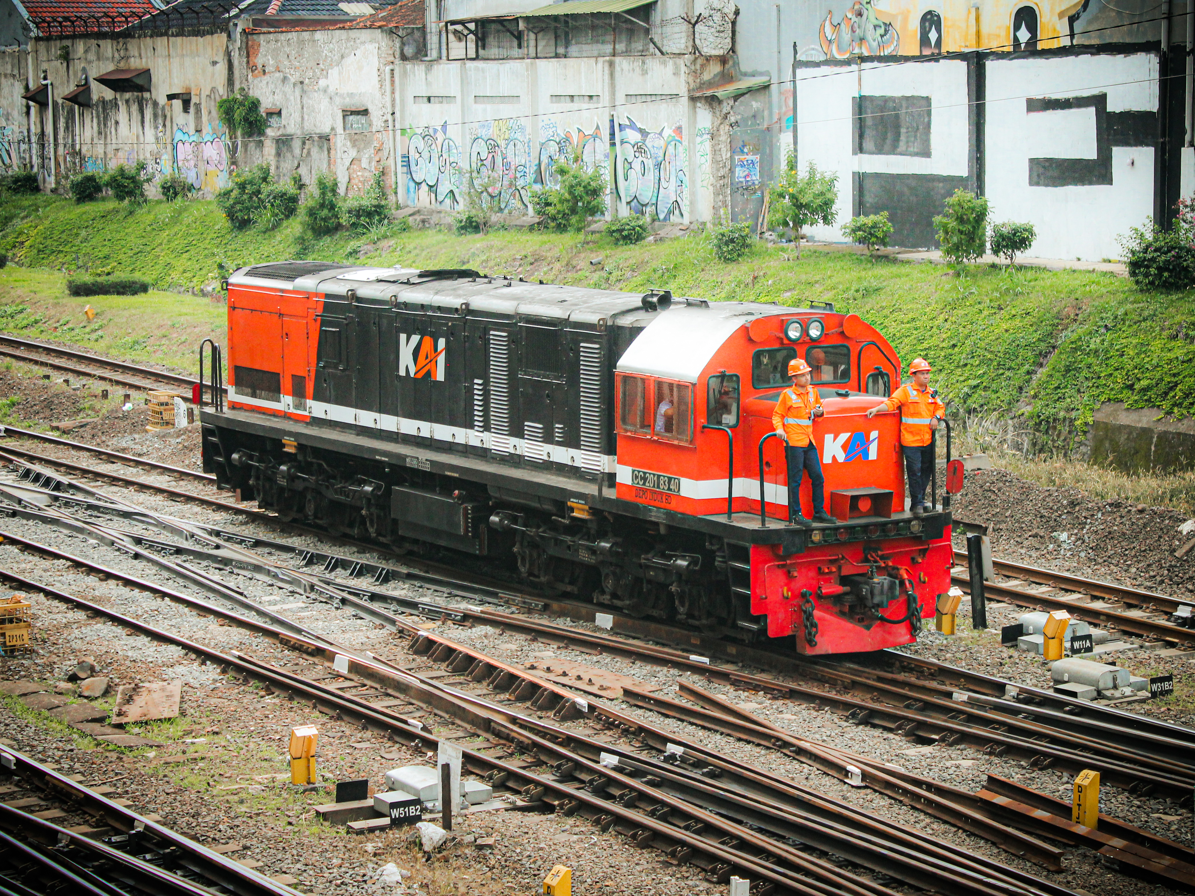 Langsiran lokomotif skema perumka antara stasiun Bandung dan depo kereta Bandung