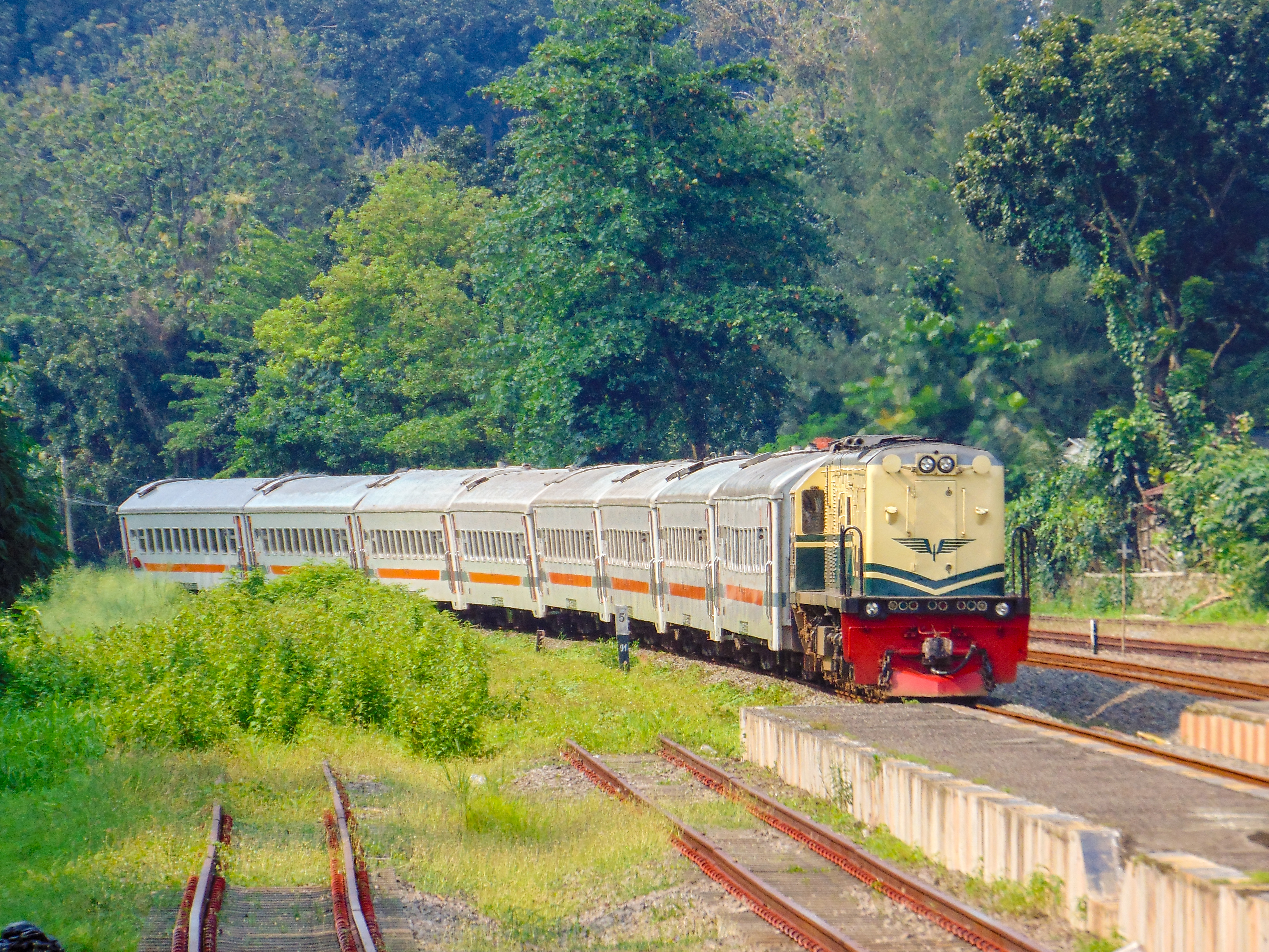 KA walahar persiapan masuk stasiun cibungur