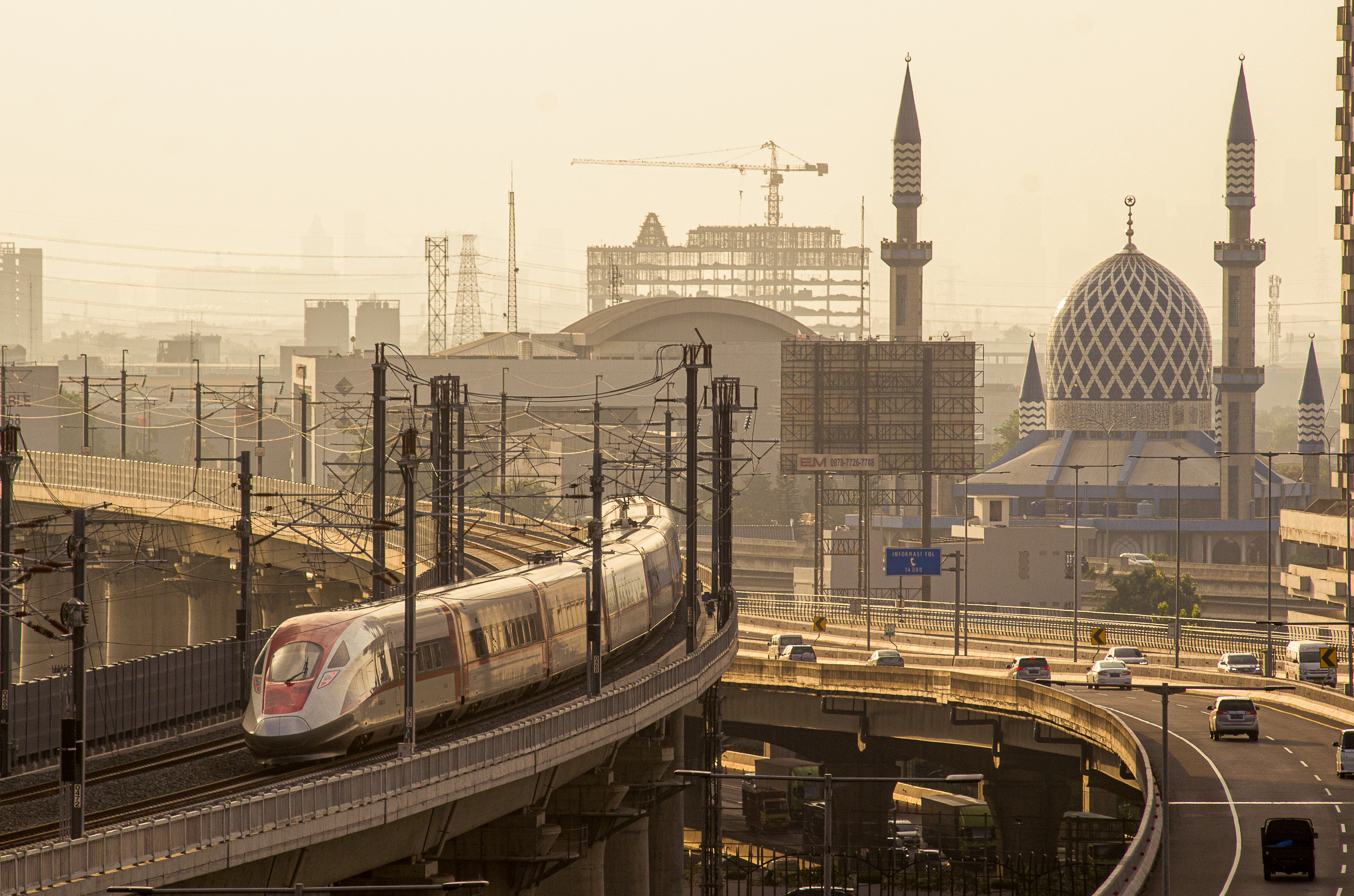 Kereta Cepat di atas Jalan Raya Senja