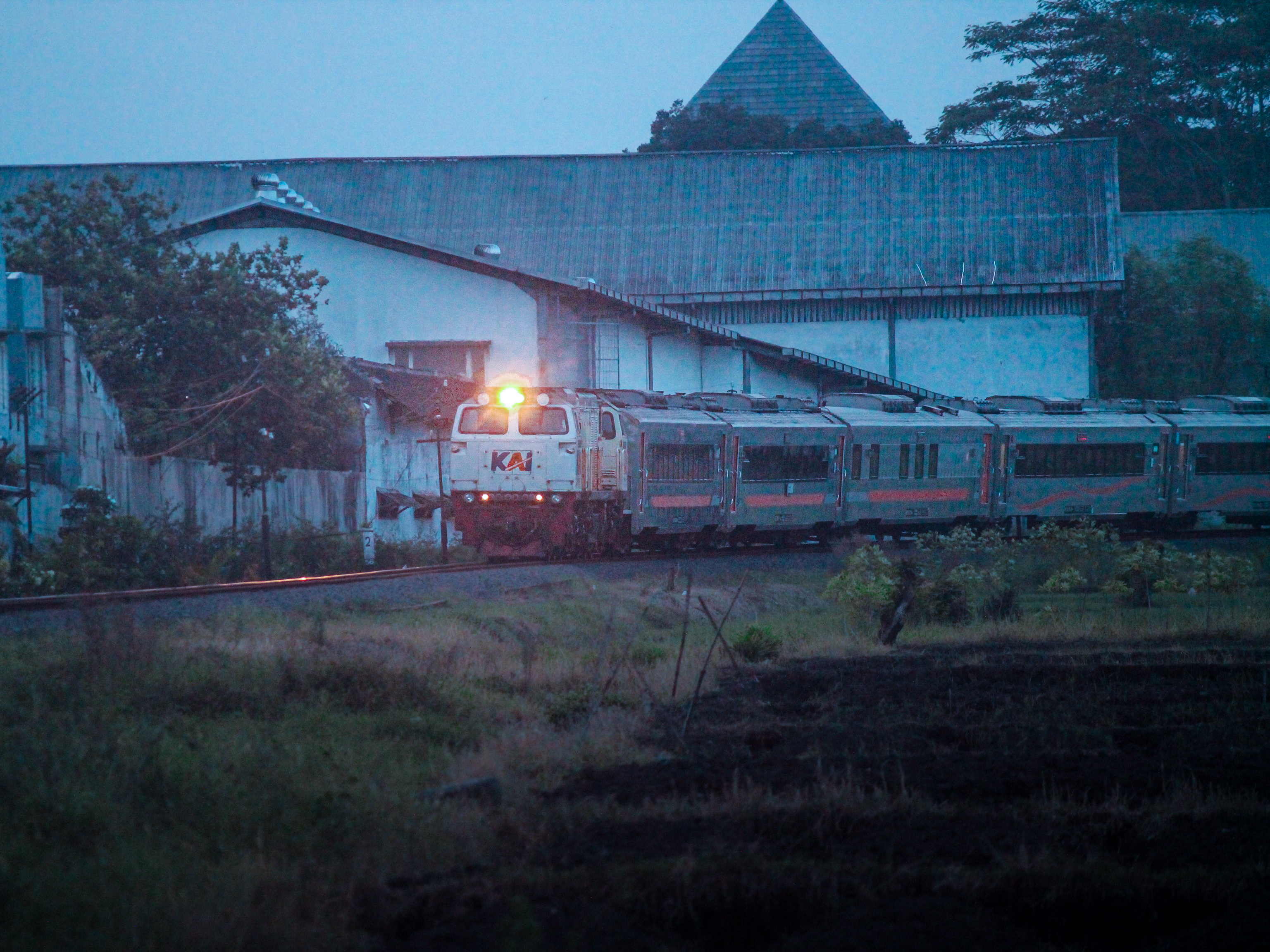 Kereta Malabar meliuk di tikungan Leter S Kebonagung Malang