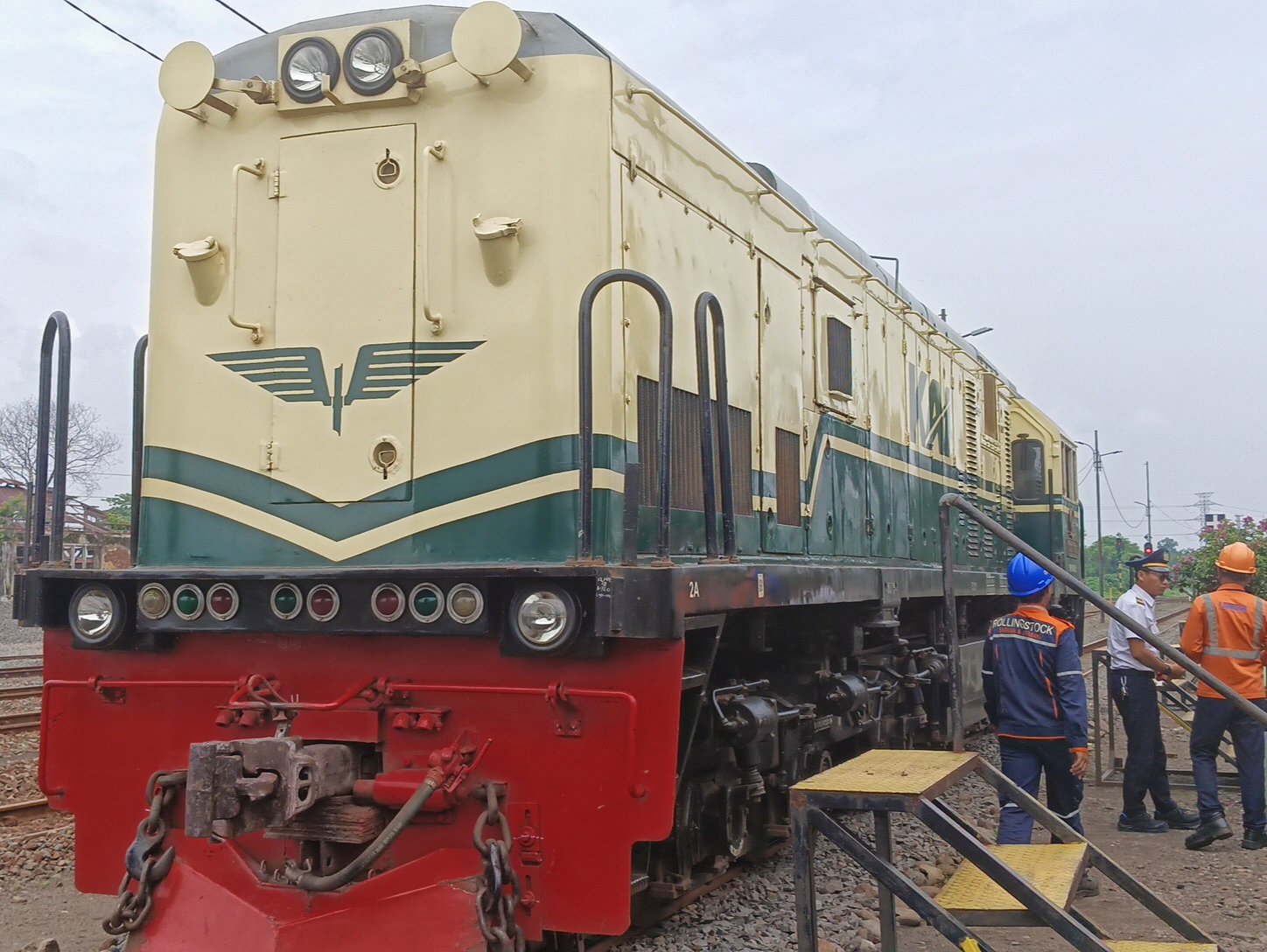 Lokomotif Vintage persiapan langsir di stasiun Bangil