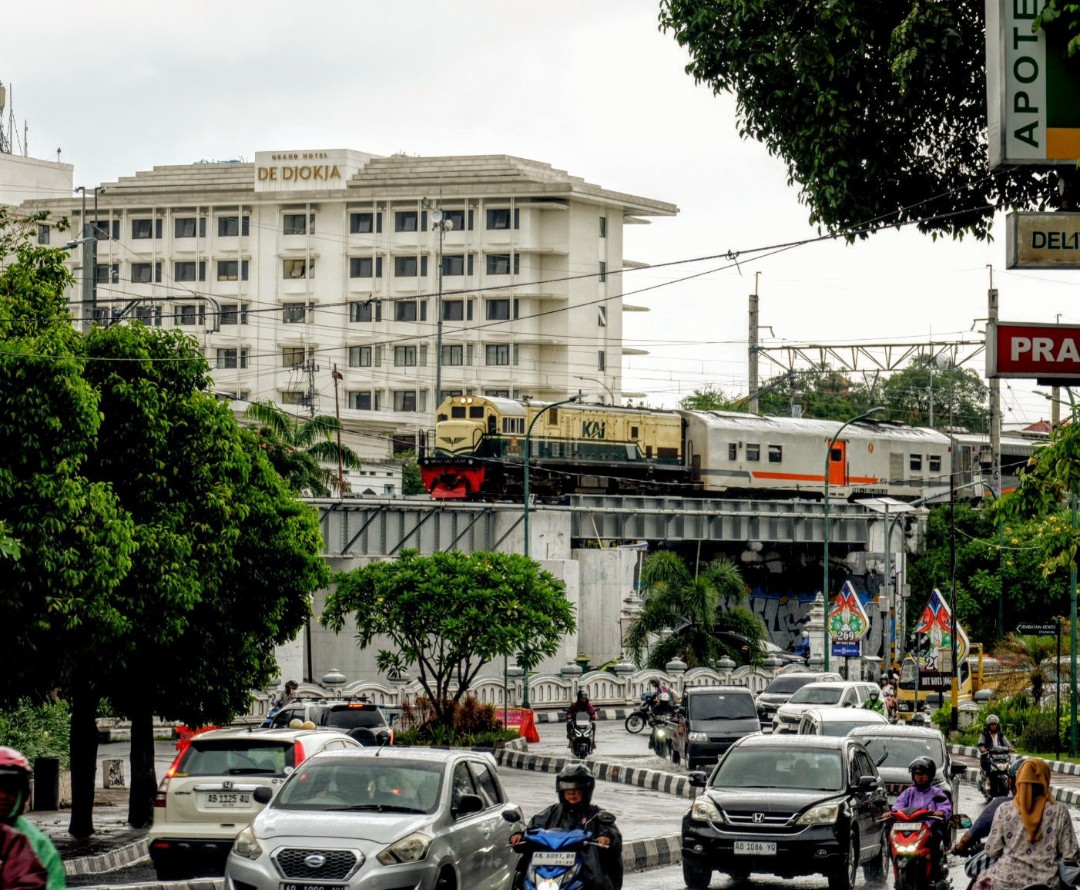 KA 106 Gajahwong melintasi Jembatan Kewek, Yogyakarta