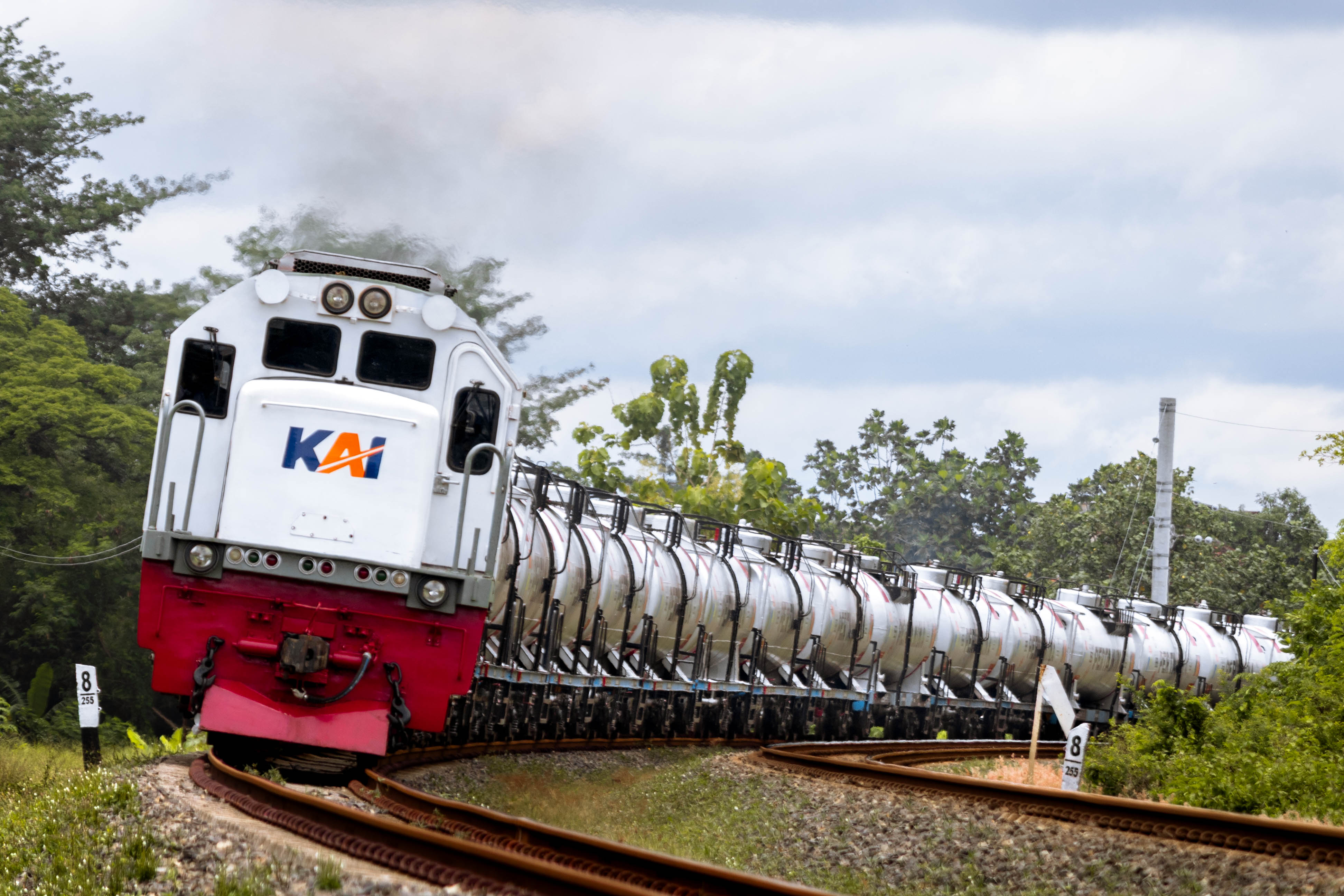 Jejak Roda Penopang Industri dalam Bidikan Kamera
