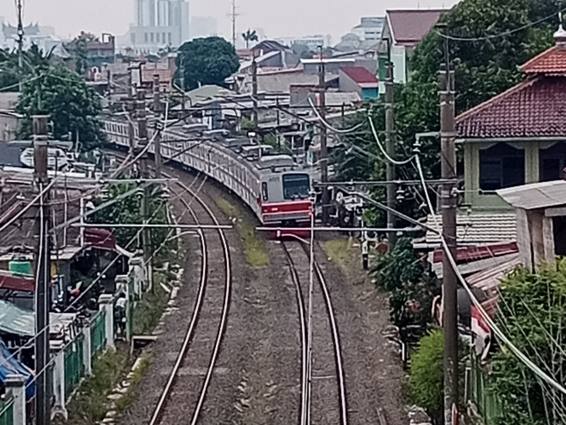 Commuter Line membelah ibukota