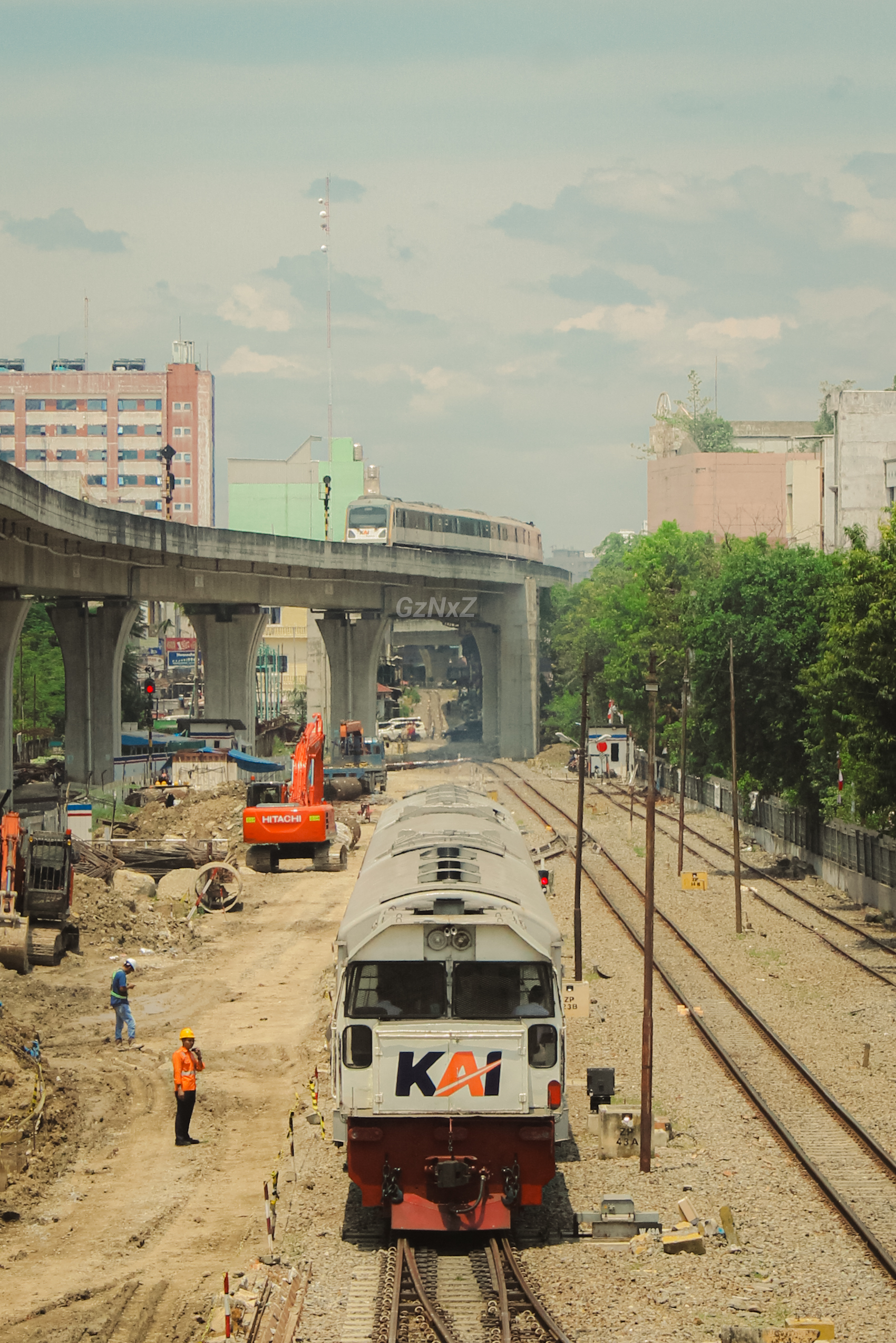 Ketika kereta langsiran bertemu dengan KA Bandara di atas sana
