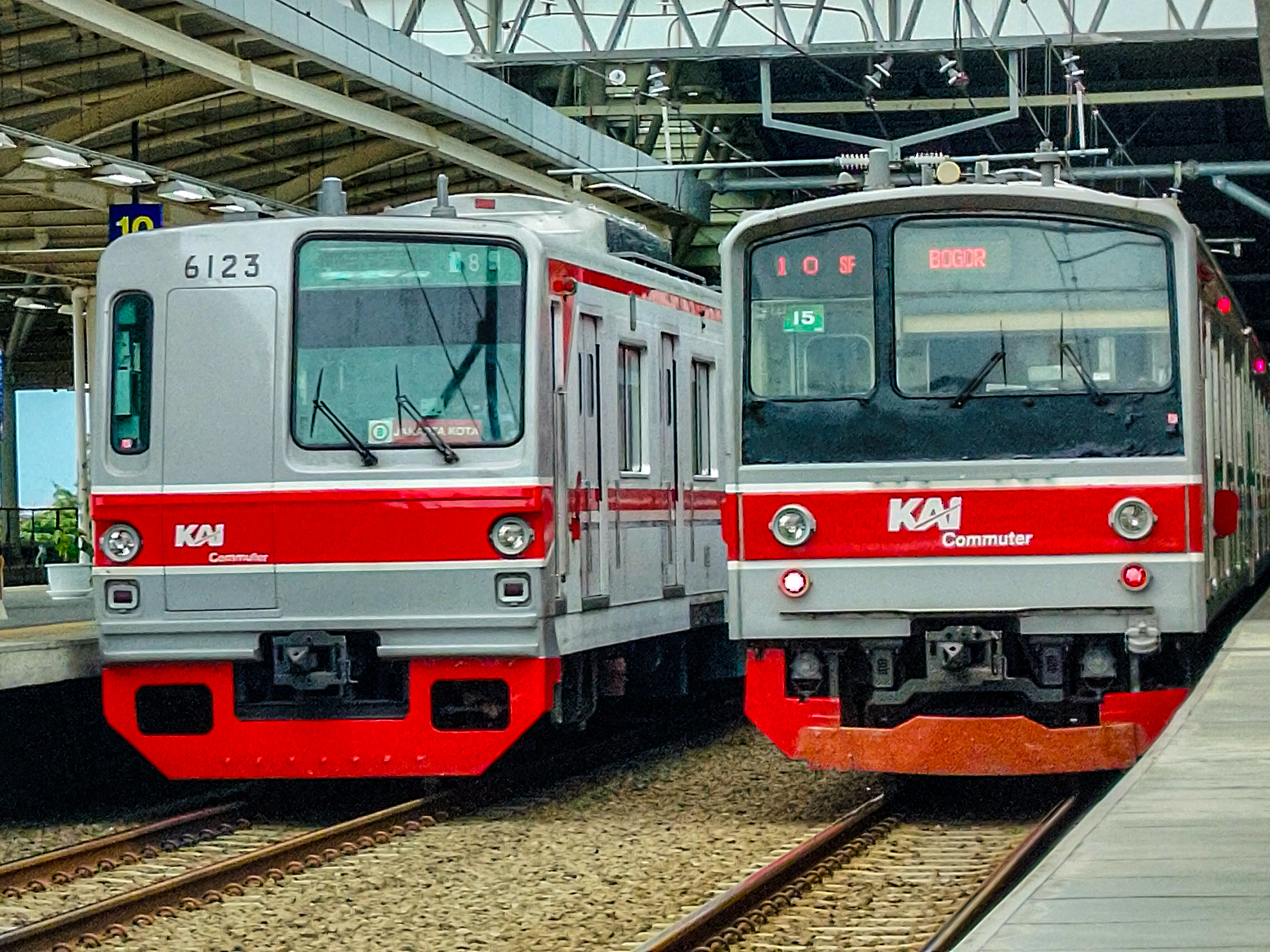 Pertemuan singkat 2 KRL di Stasiun Manggarai
