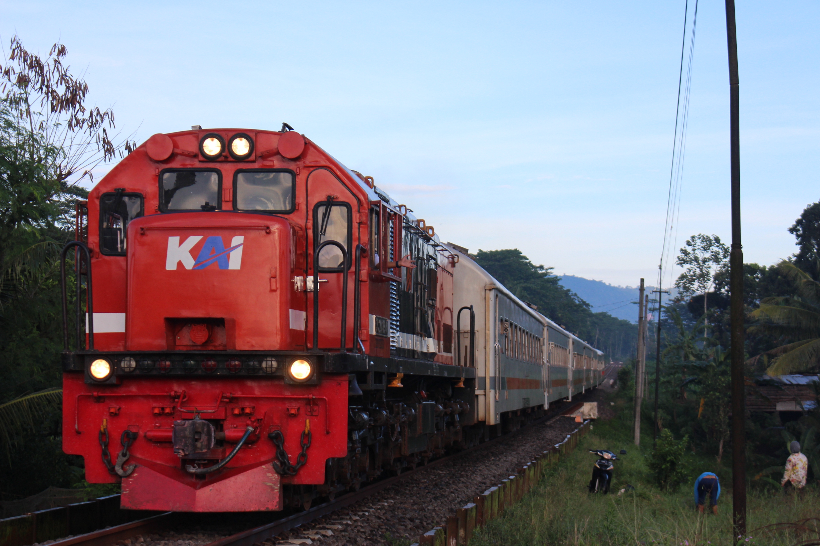 Kereta Pandanwangi sedang melintas langsung petak stasiun sumber wadung dan glenmore