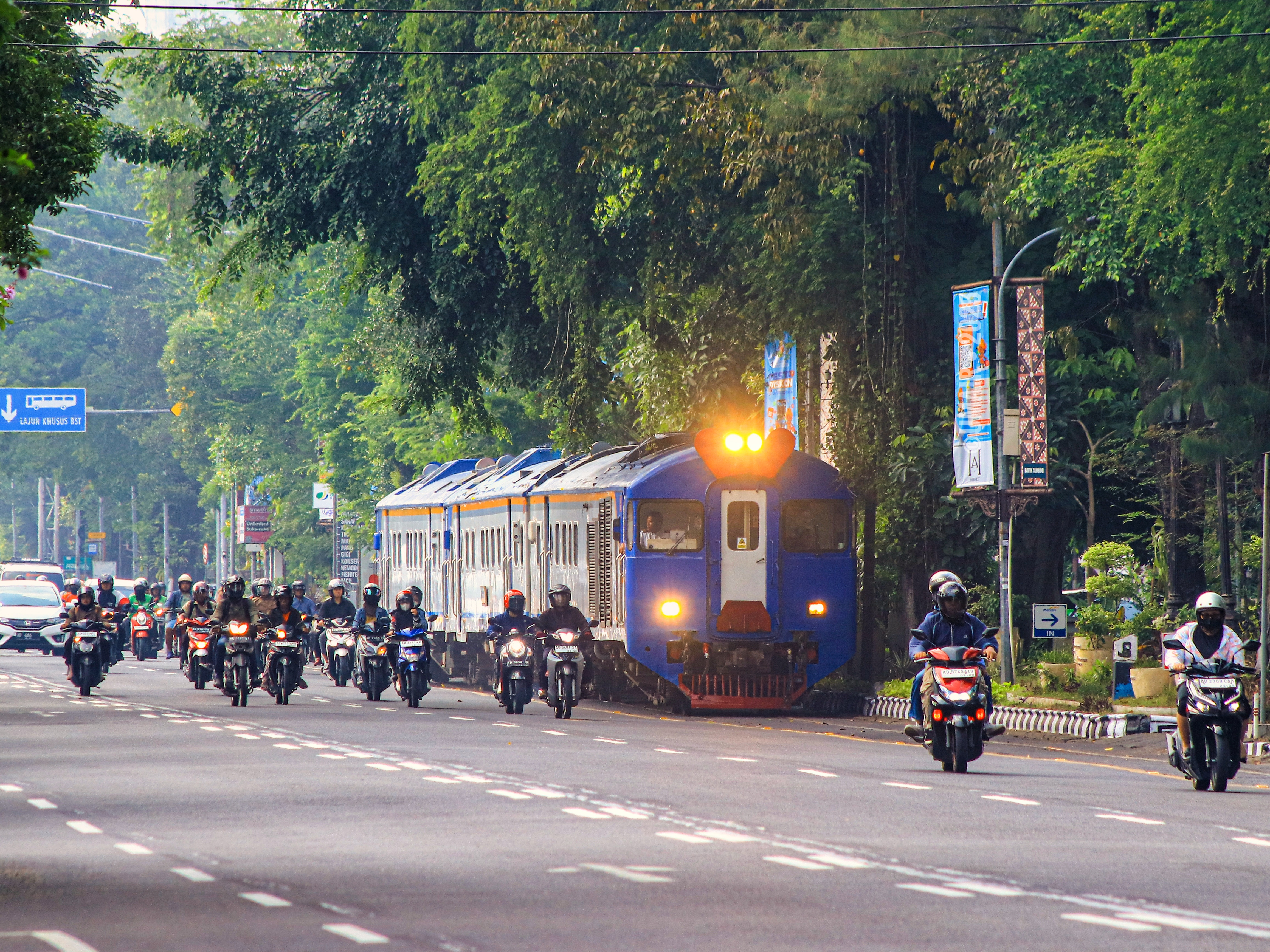 KA Batara Kresna Ditengah Hiruk Pikuk Kota Sutakarta