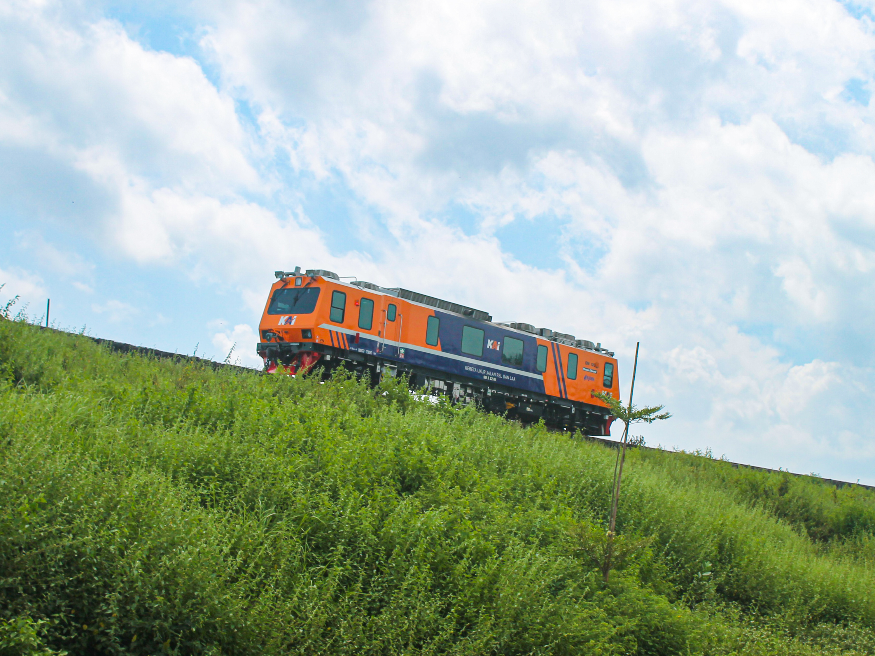 Kereta Ukur Jalur Rel dan LAA melintasi daerah Gembongan, Sukoreno