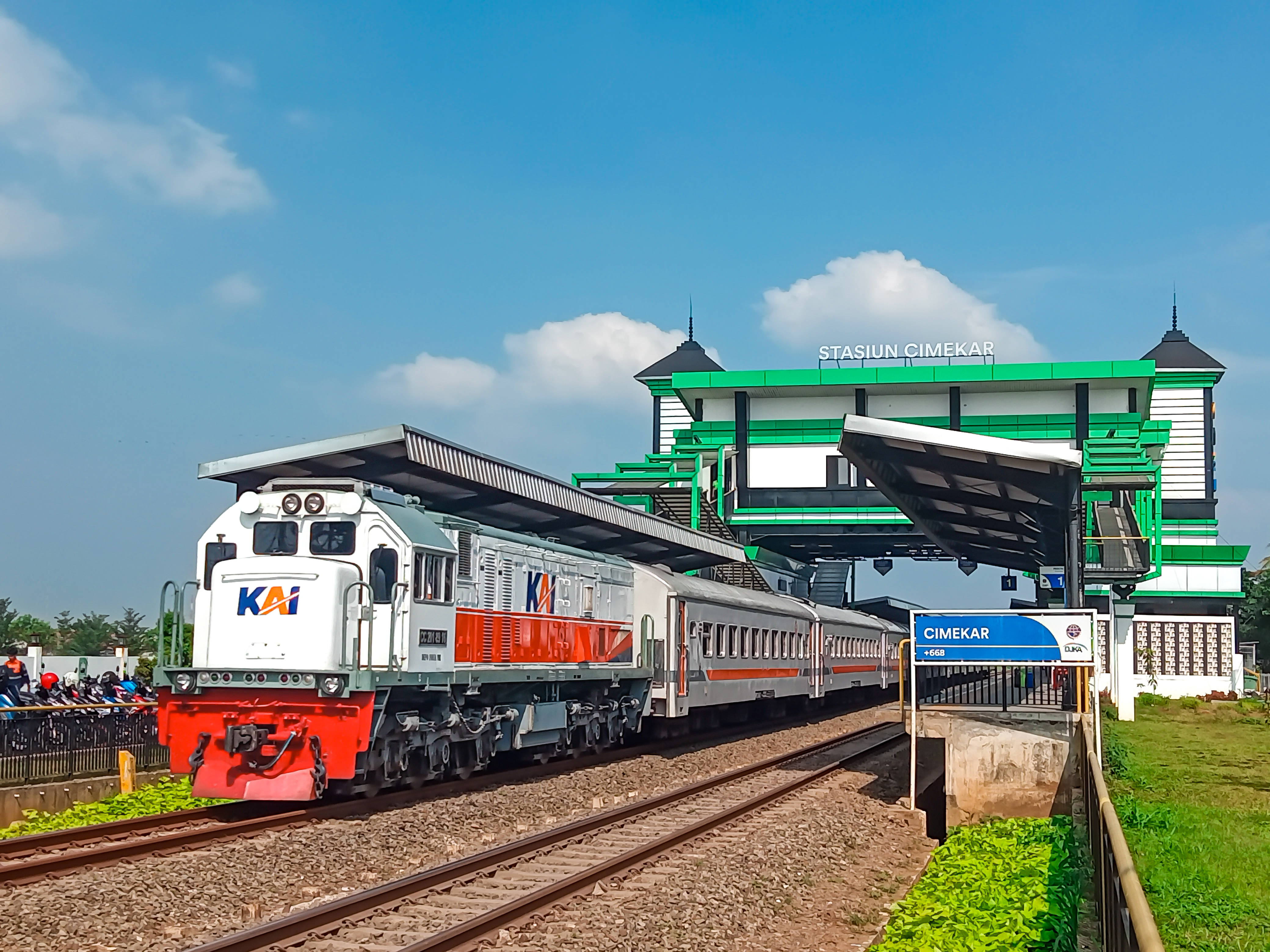 Datang dan Berhenti lalu bersiap berangkat kembali.