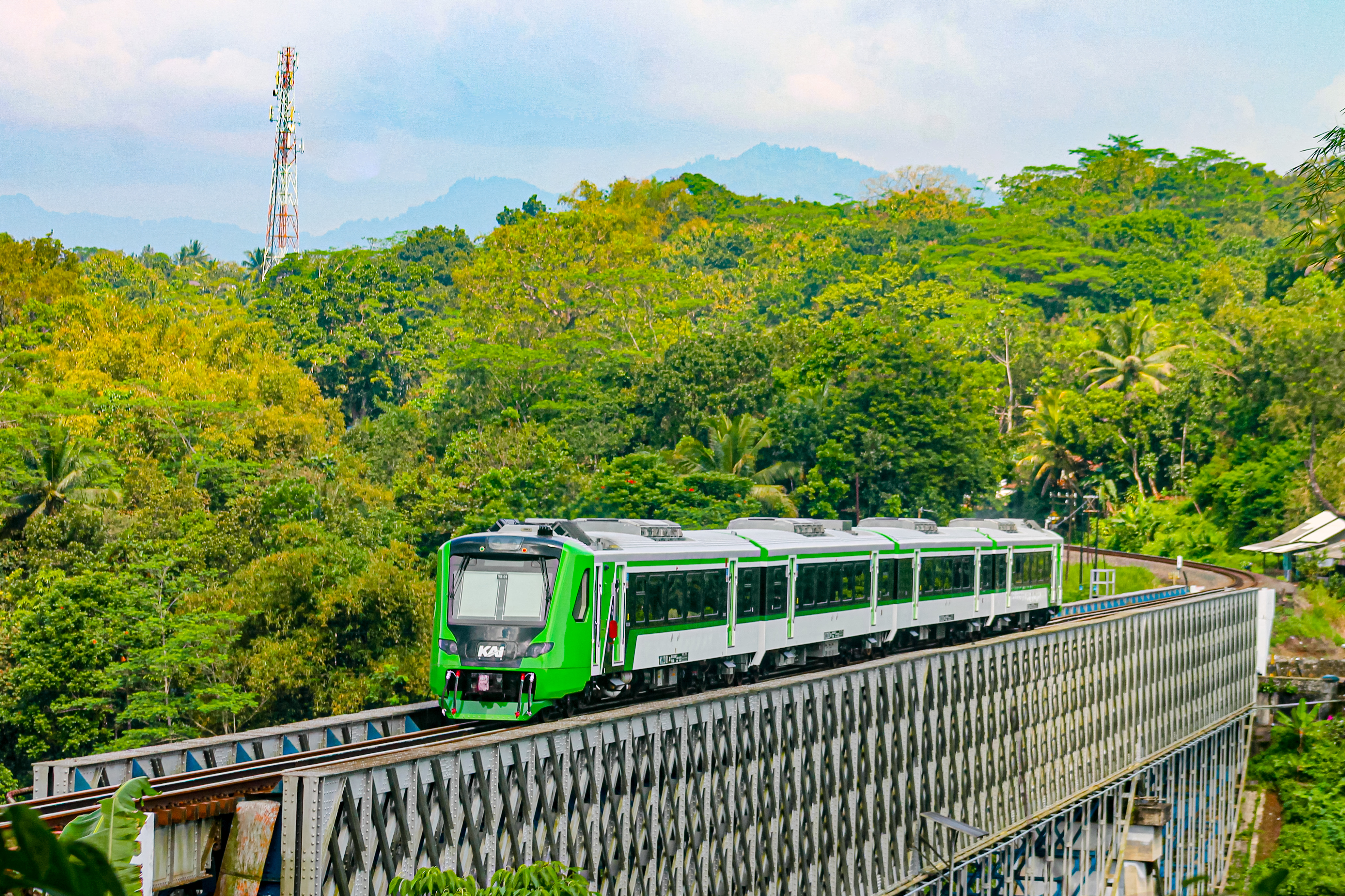 Feeder Kereta Cepat Jakarta Bandung Melintasi Jembatan CIrahong