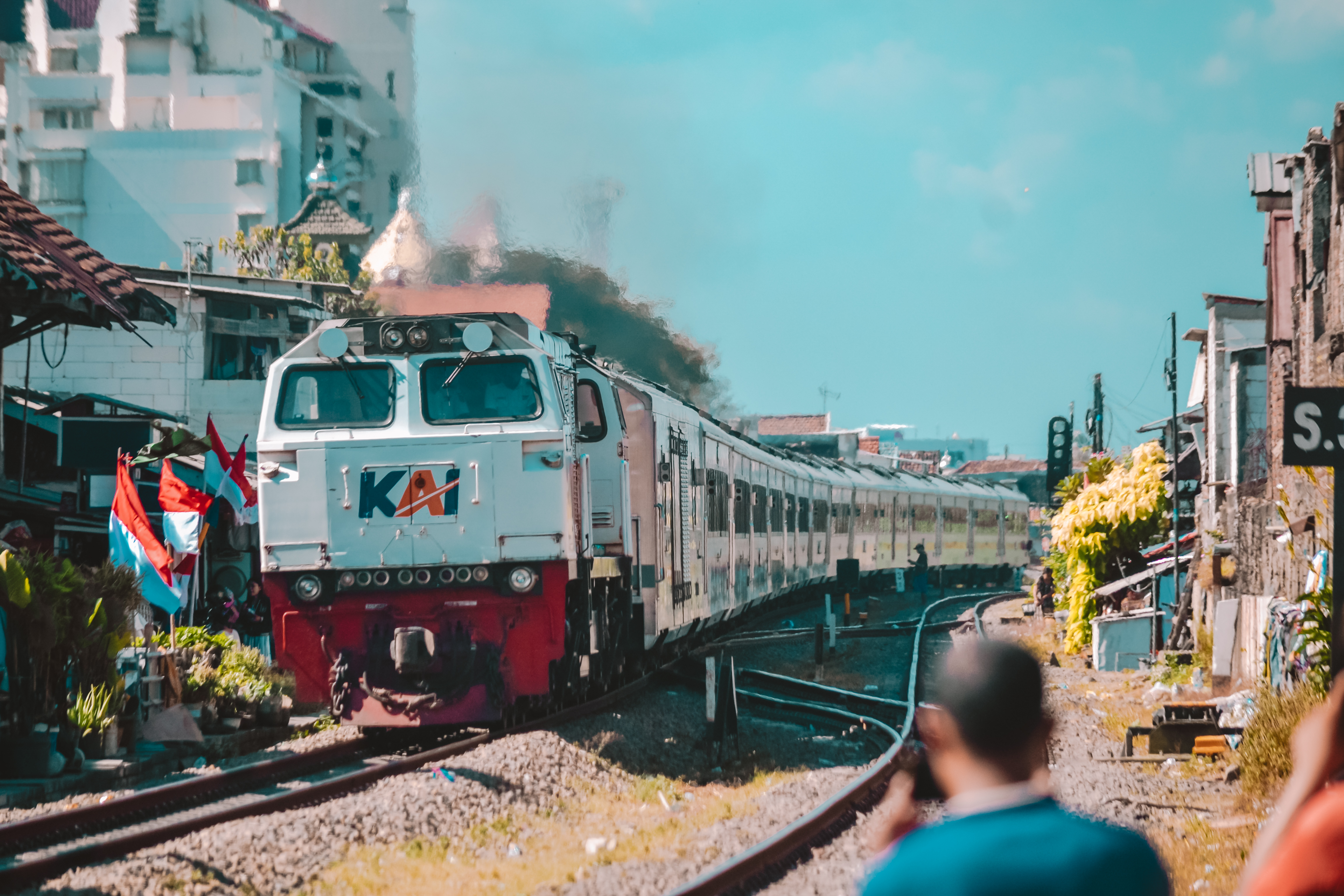 Kereta Api Jayakarta Masuk Stasiun Wonokromo
