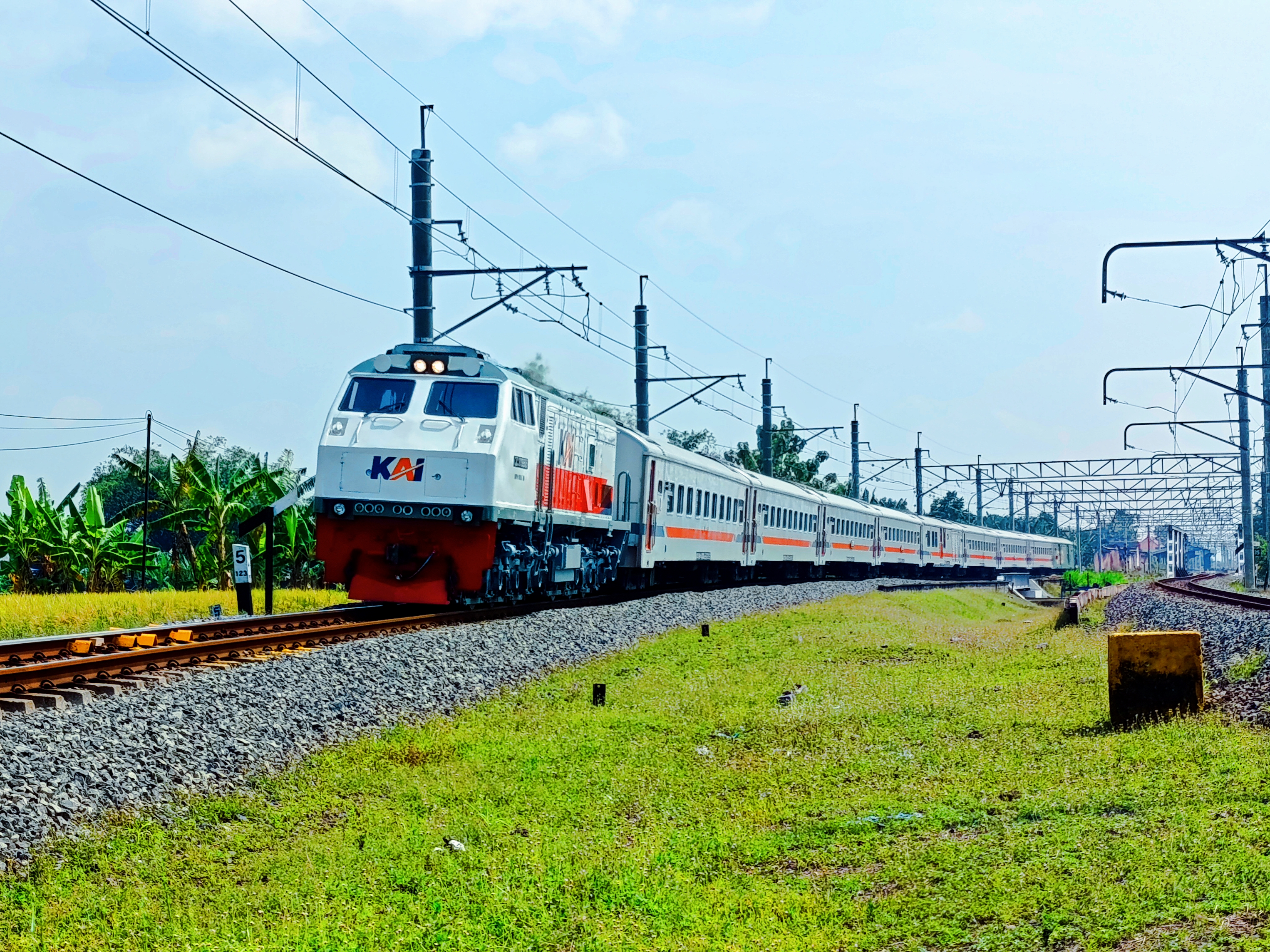 Kereta Pasundan menikung di Tiber Delanggu